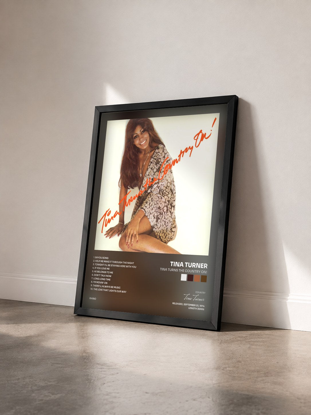 #noir Tina Turns The Country On! von Tina Turner als gerahmter Kunstdruck von schräg gesehen, schwarzer Rahmen