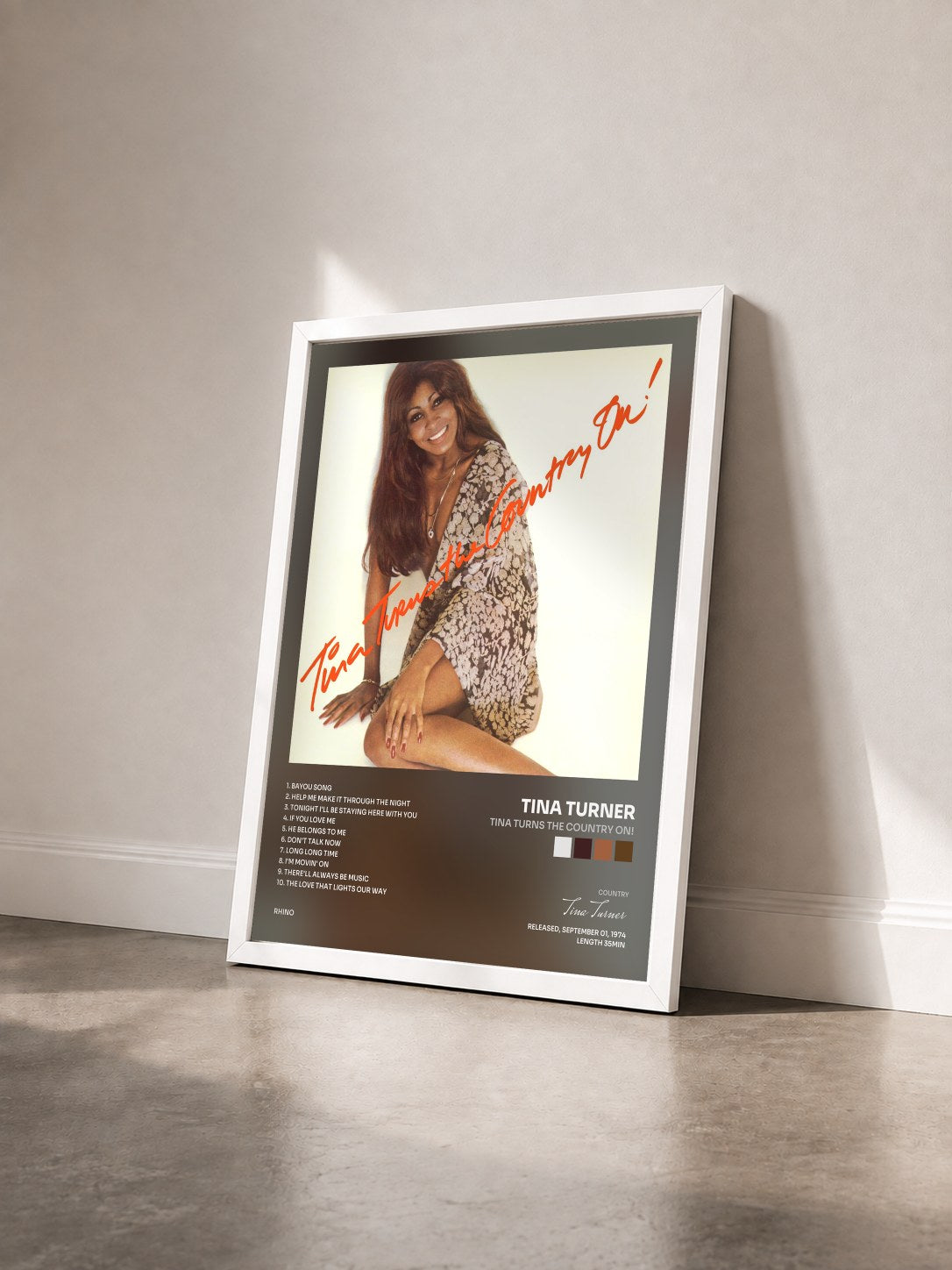#blanc Tina Turns The Country On! von Tina Turner als gerahmter Kunstdruck von schräg gesehen, weißer Rahmen