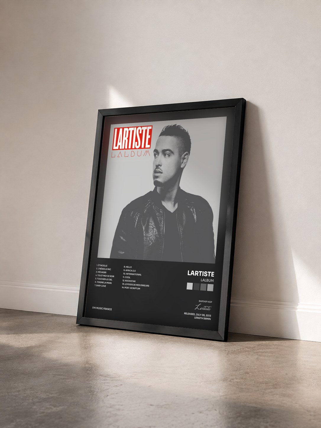 #noir Lalbum de Lartiste en lámina enmarcada vista de tres cuartos, marco negro