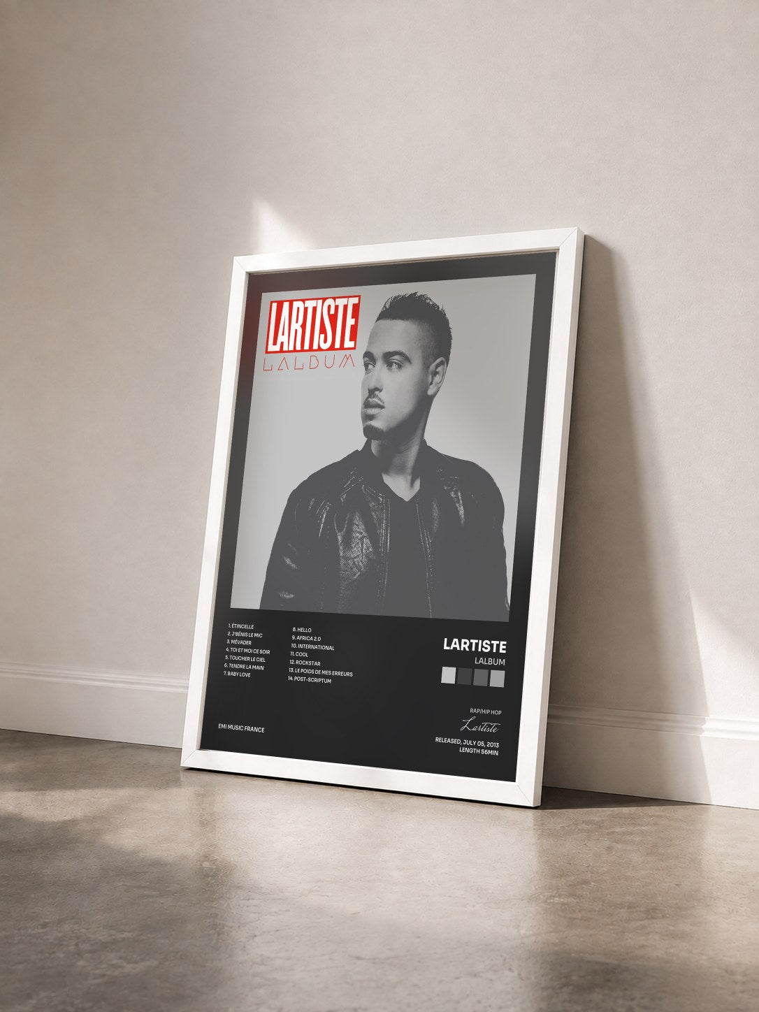 #blanc Lalbum de Lartiste en lámina enmarcada vista de tres cuartos, marco blanco