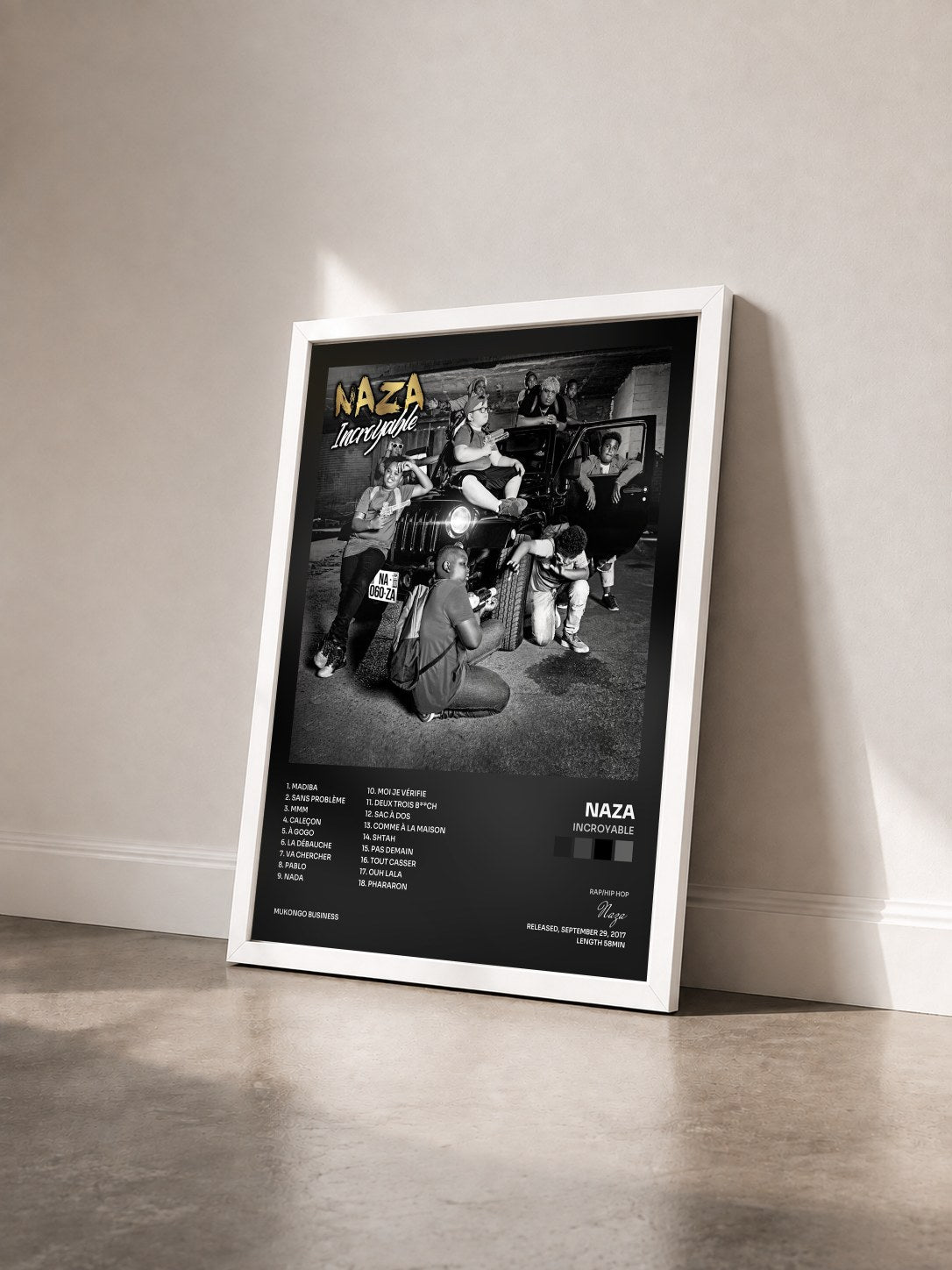 #blanc Tableau de l'album Incroyable de Naza vu de trois quarts, cadre blanc