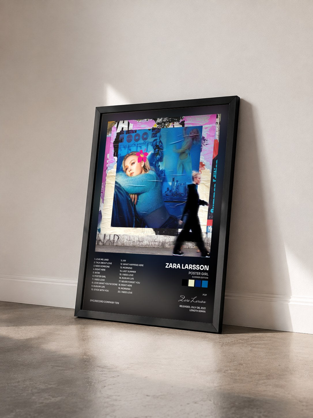 #noir Tableau de l'album Poster Girl (Summer Edition) de Zara Larsson vu de trois quarts, cadre noir