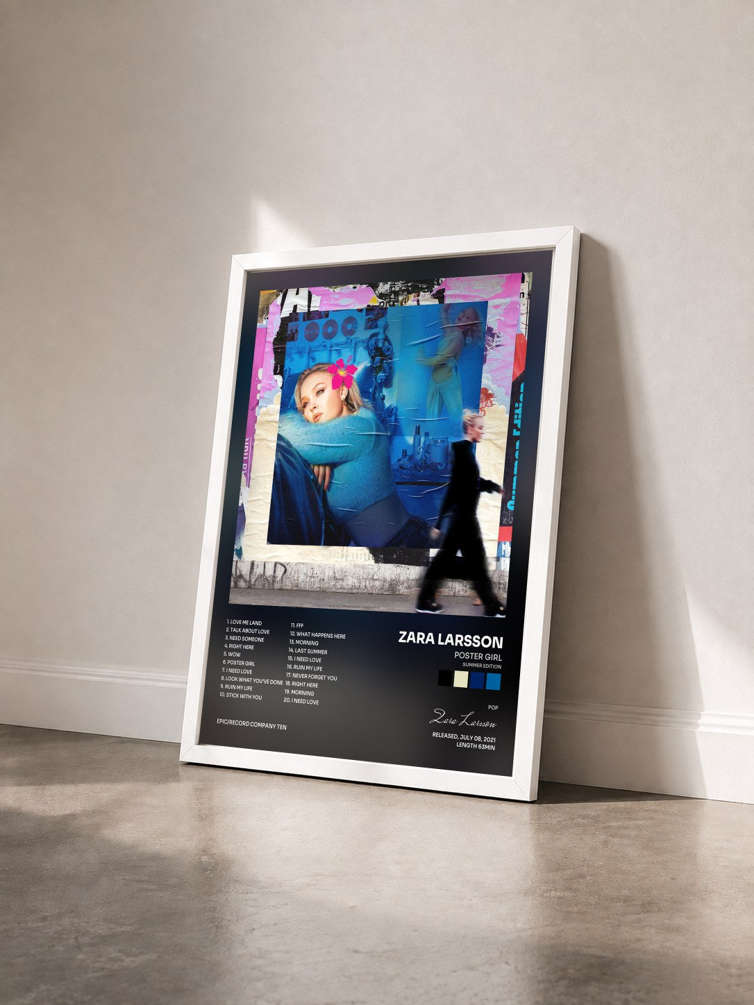 #blanc Tableau de l'album Poster Girl (Summer Edition) de Zara Larsson vu de trois quarts, cadre blanc
