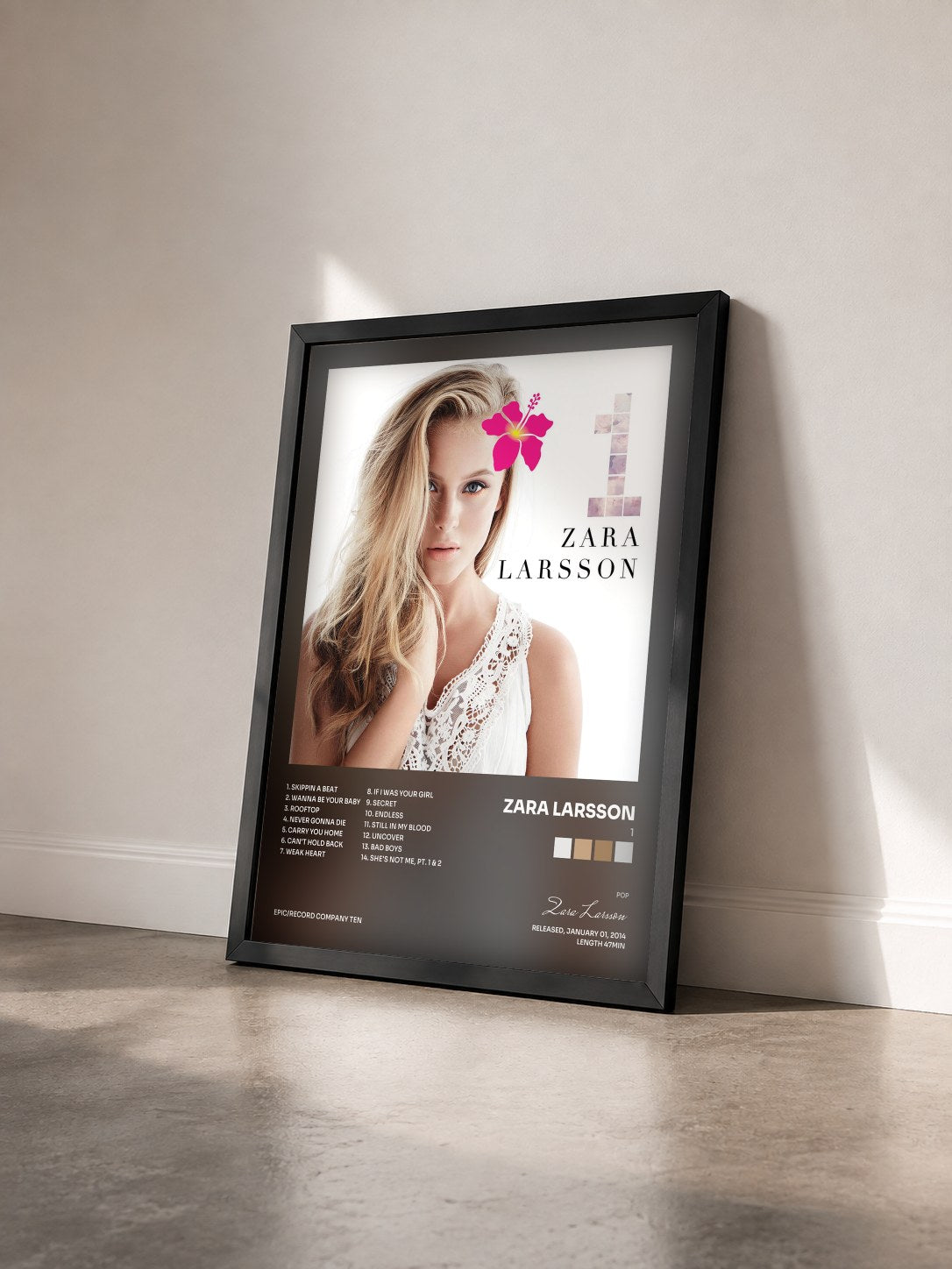 #noir Tableau de l'album 1 de Zara Larsson vu de trois quarts, cadre noir