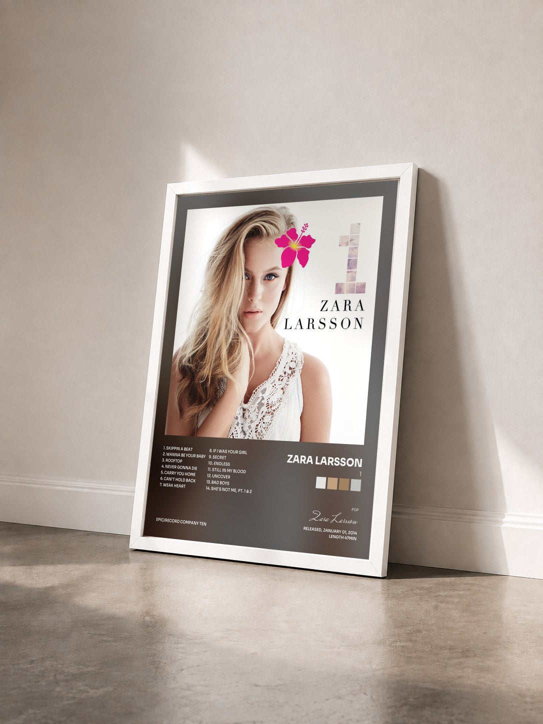#blanc Tableau de l'album 1 de Zara Larsson vu de trois quarts, cadre blanc