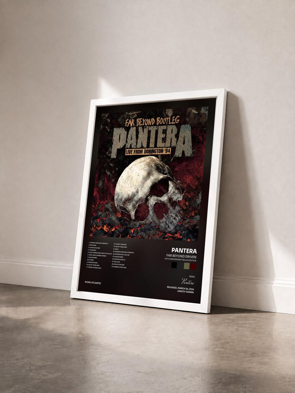 #blanc Far Beyond Driven (20th Anniversary Deluxe Edition) de Pantera en lámina enmarcada vista de tres cuartos, marco blanco
