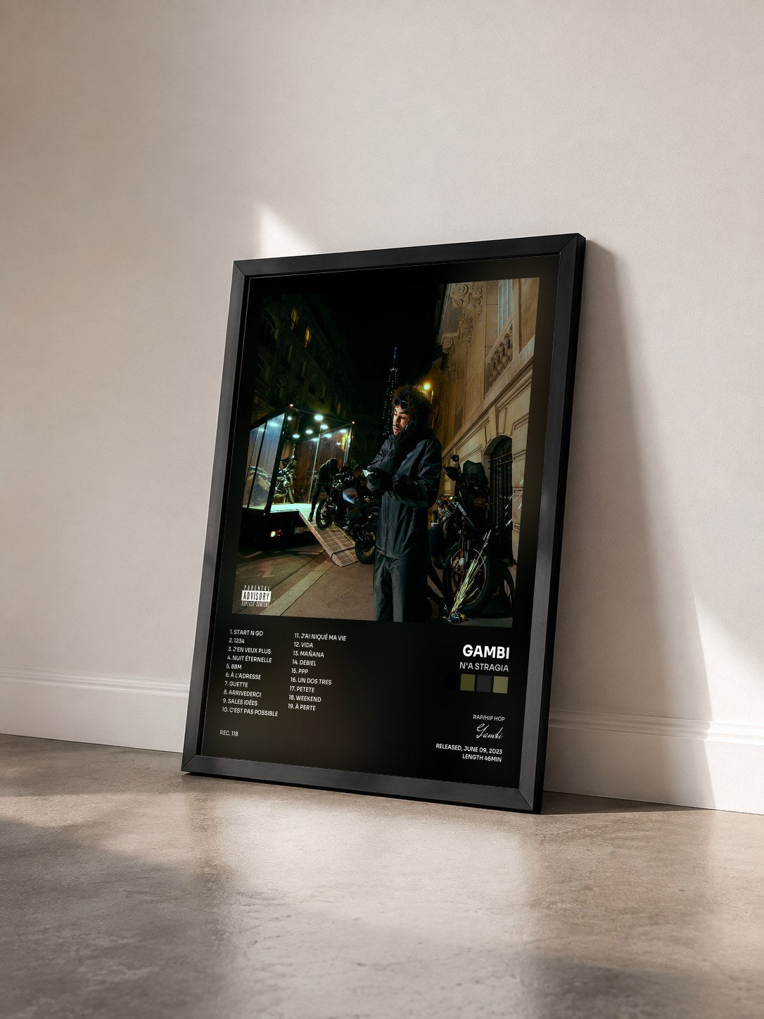#noir Tableau de l'album N'A STRAGIA de Gambi vu de trois quarts, cadre noir