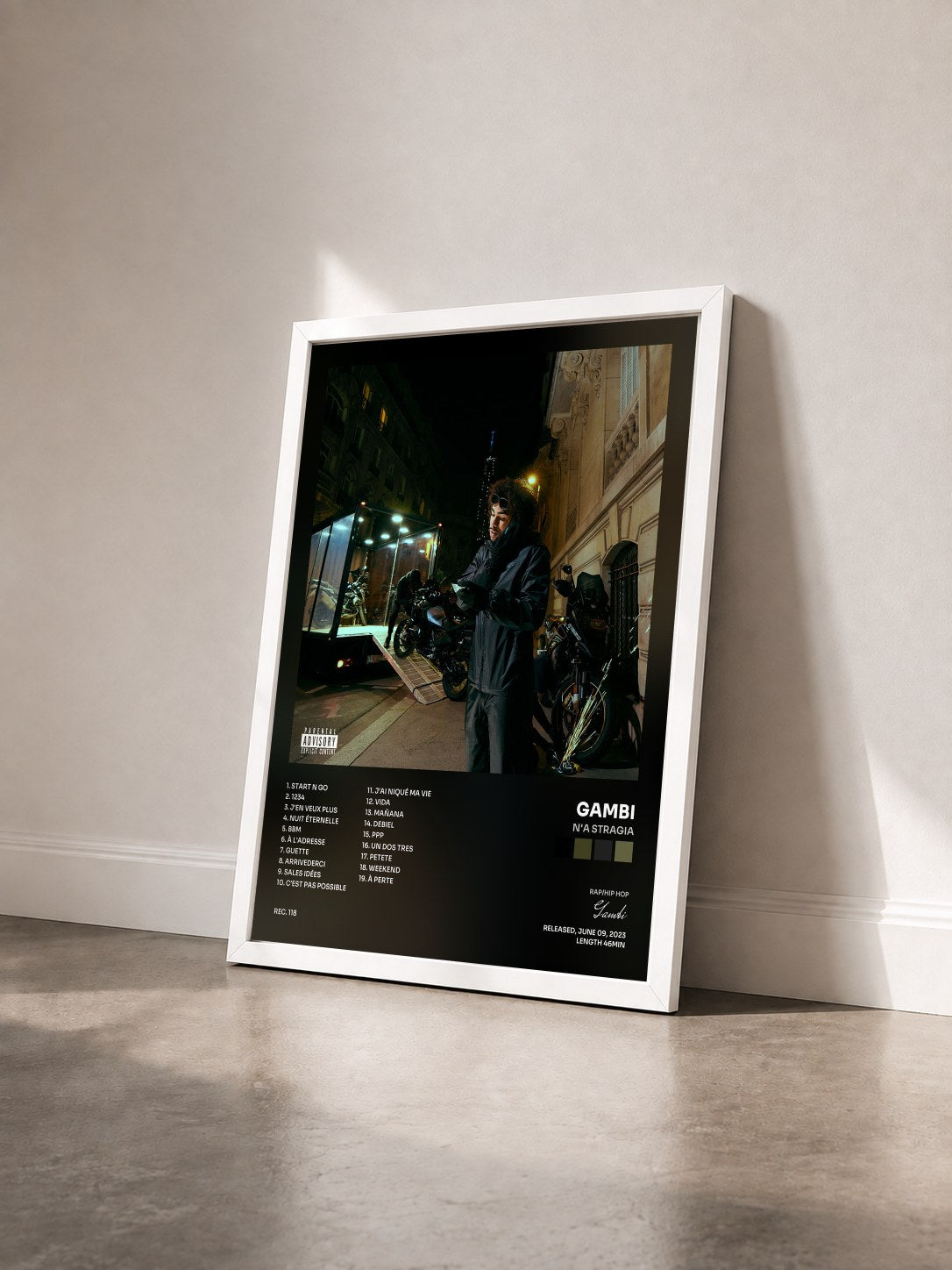 #blanc Tableau de l'album N'A STRAGIA de Gambi vu de trois quarts, cadre blanc
