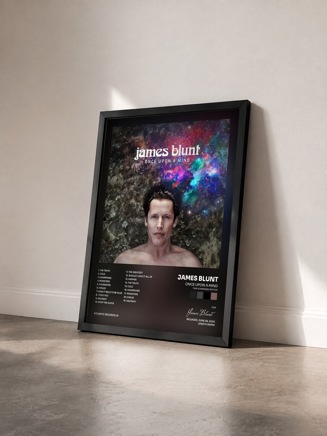 #noir Tableau de l'album Once Upon A Mind (Time Suspended Edition) de James Blunt vu de trois quarts, cadre noir