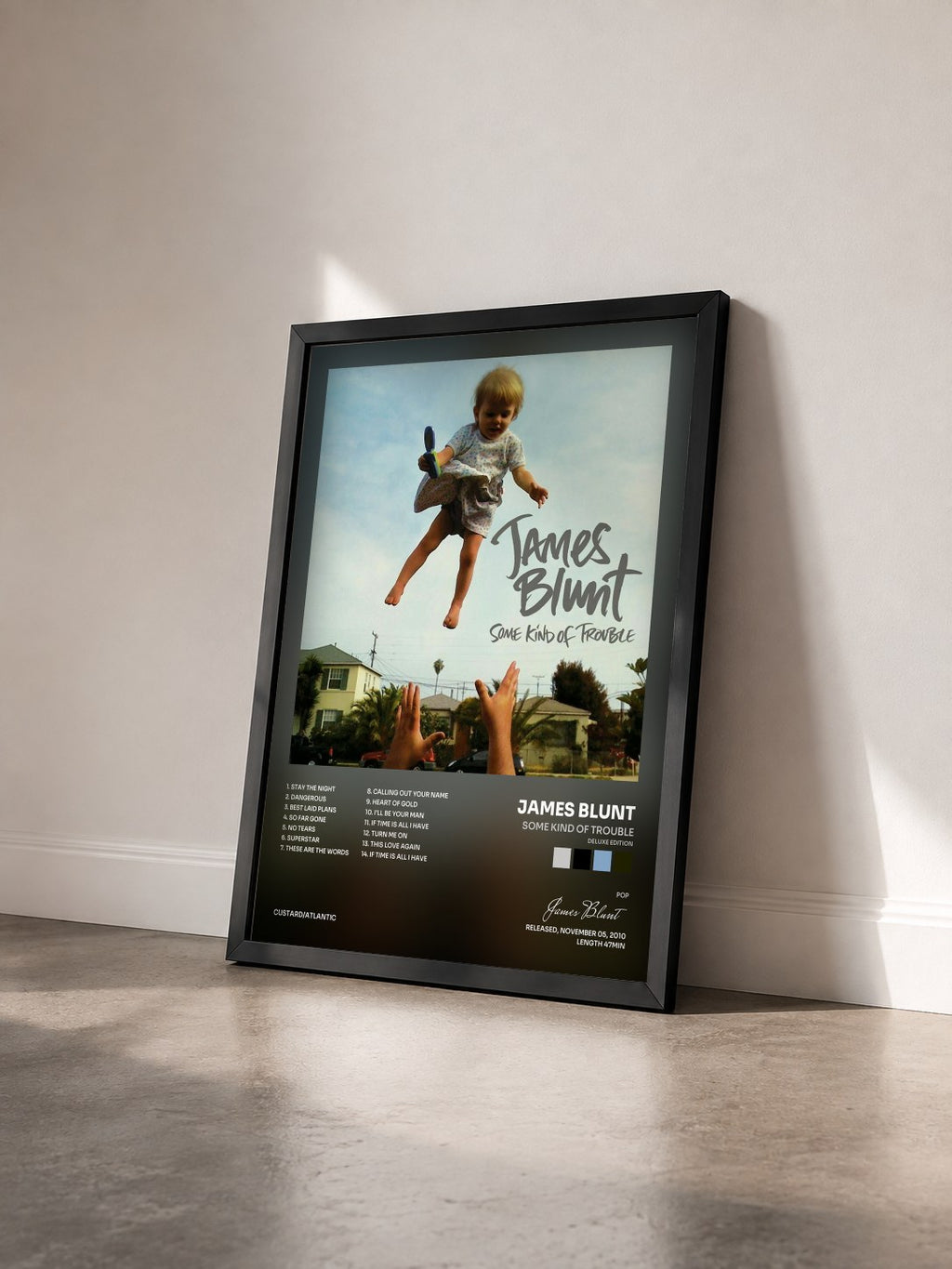 #noir Some Kind of Trouble (Deluxe Edition) von James Blunt als gerahmter Kunstdruck von schräg gesehen, schwarzer Rahmen