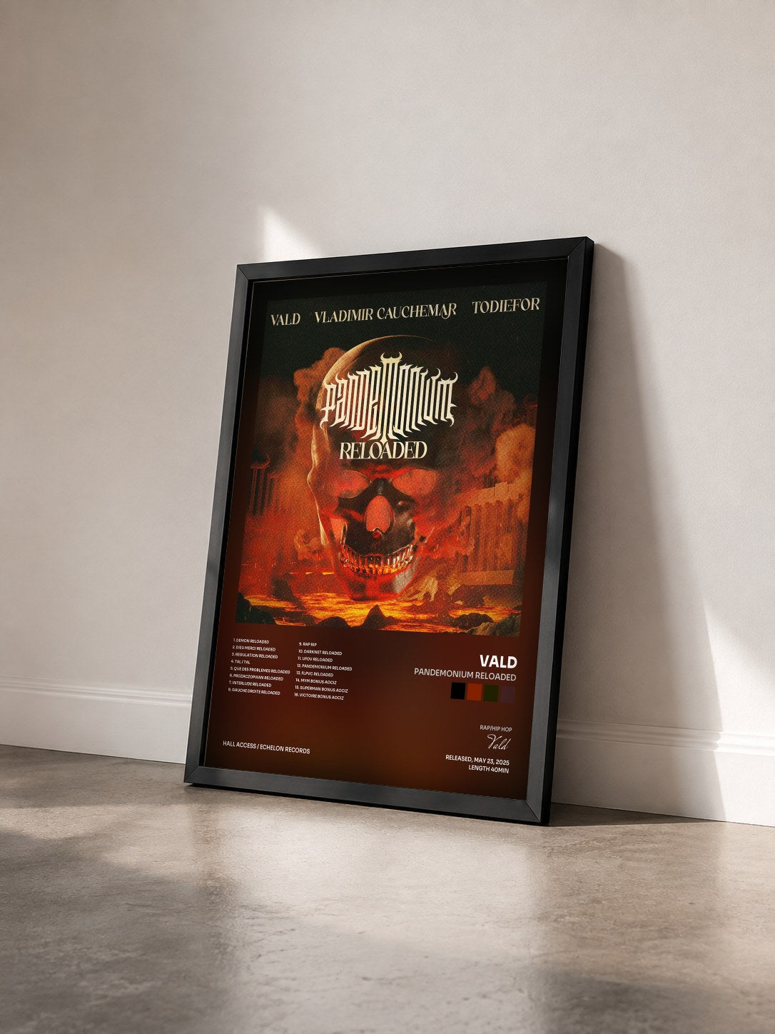 #noir Tableau de l'album PANDEMONIUM RELOADED de Vald vu de trois quarts, cadre noir