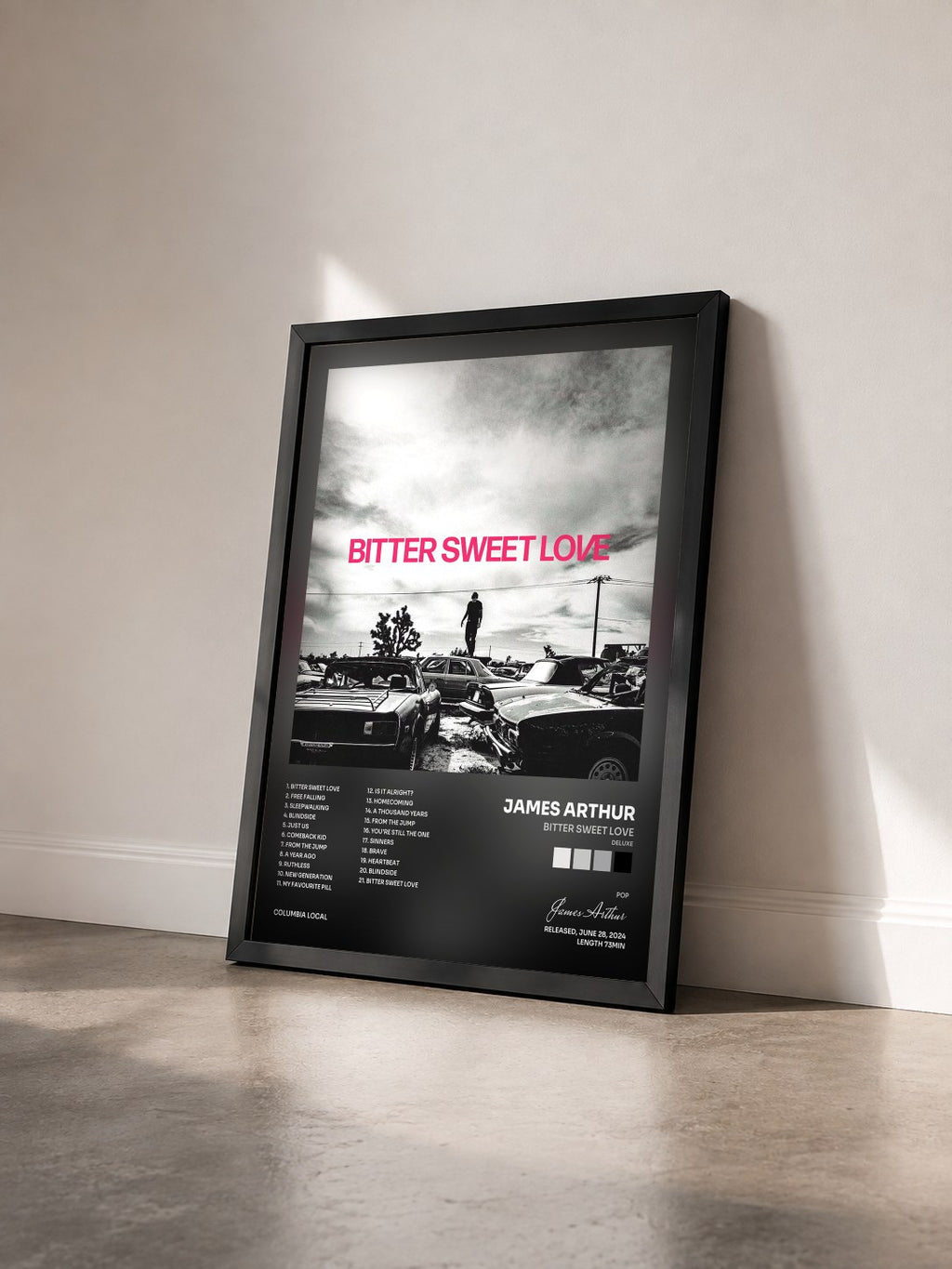 #noir Bitter Sweet Love (Deluxe) von James Arthur als gerahmter Kunstdruck von schräg gesehen, schwarzer Rahmen