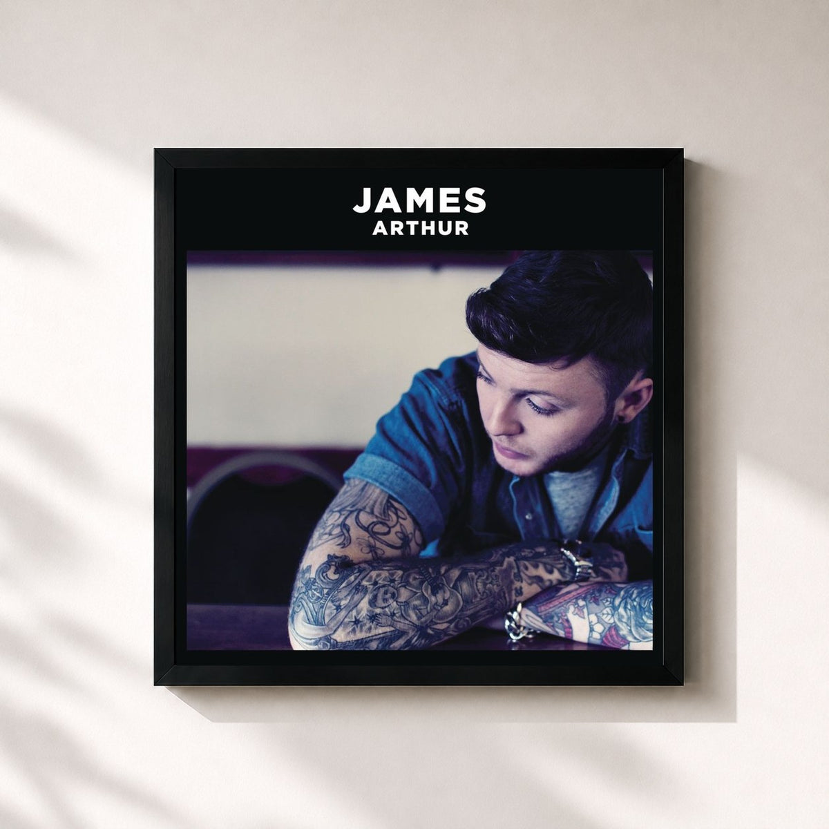#noir James Arthur (Deluxe) de James Arthur en lámina cuadrada enmarcada, marco negro de 32x32 cm