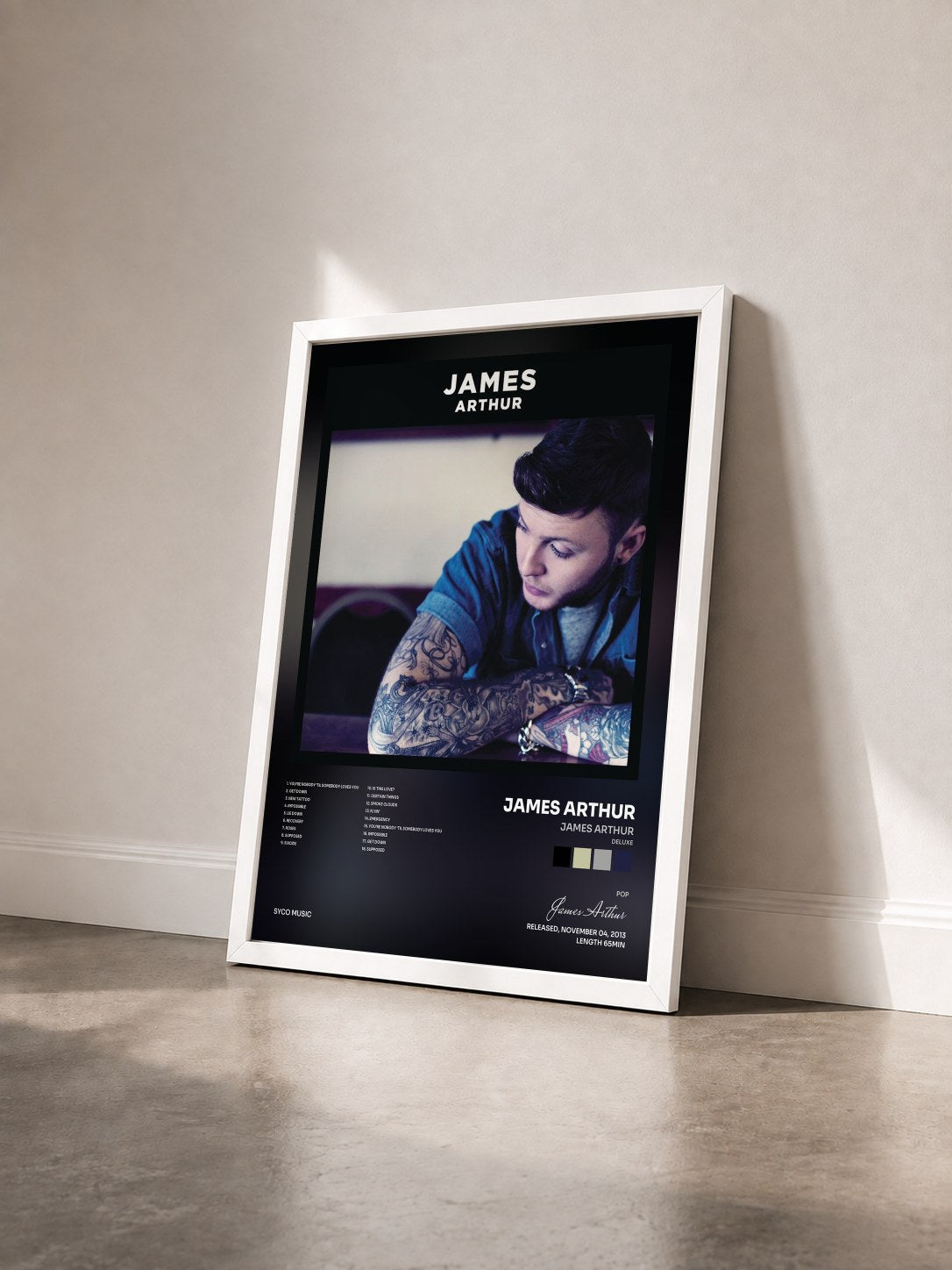 #blanc James Arthur (Deluxe) de James Arthur en lámina enmarcada vista de tres cuartos, marco blanco