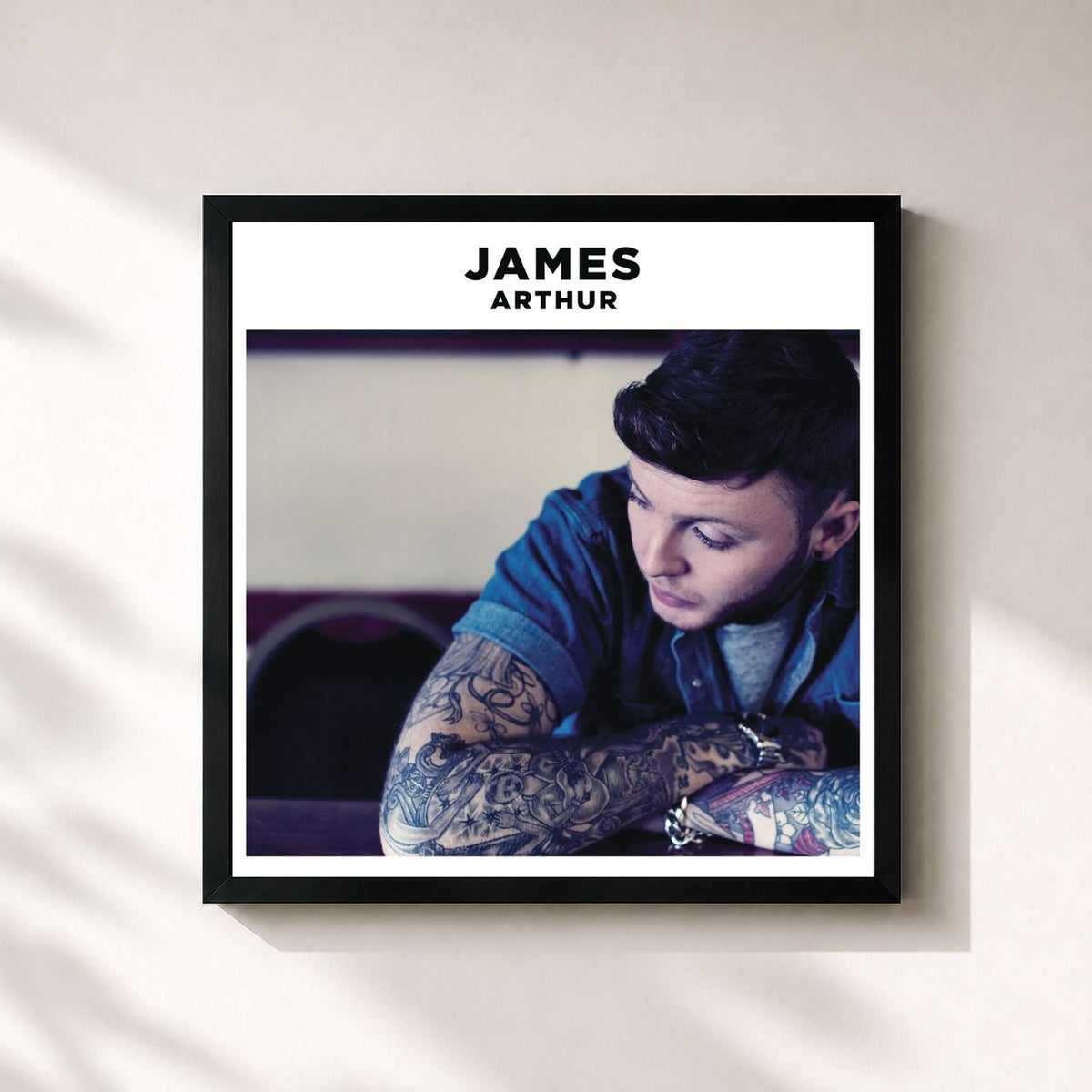 #noir James Arthur de James Arthur en lámina cuadrada enmarcada, marco negro de 32x32 cm
