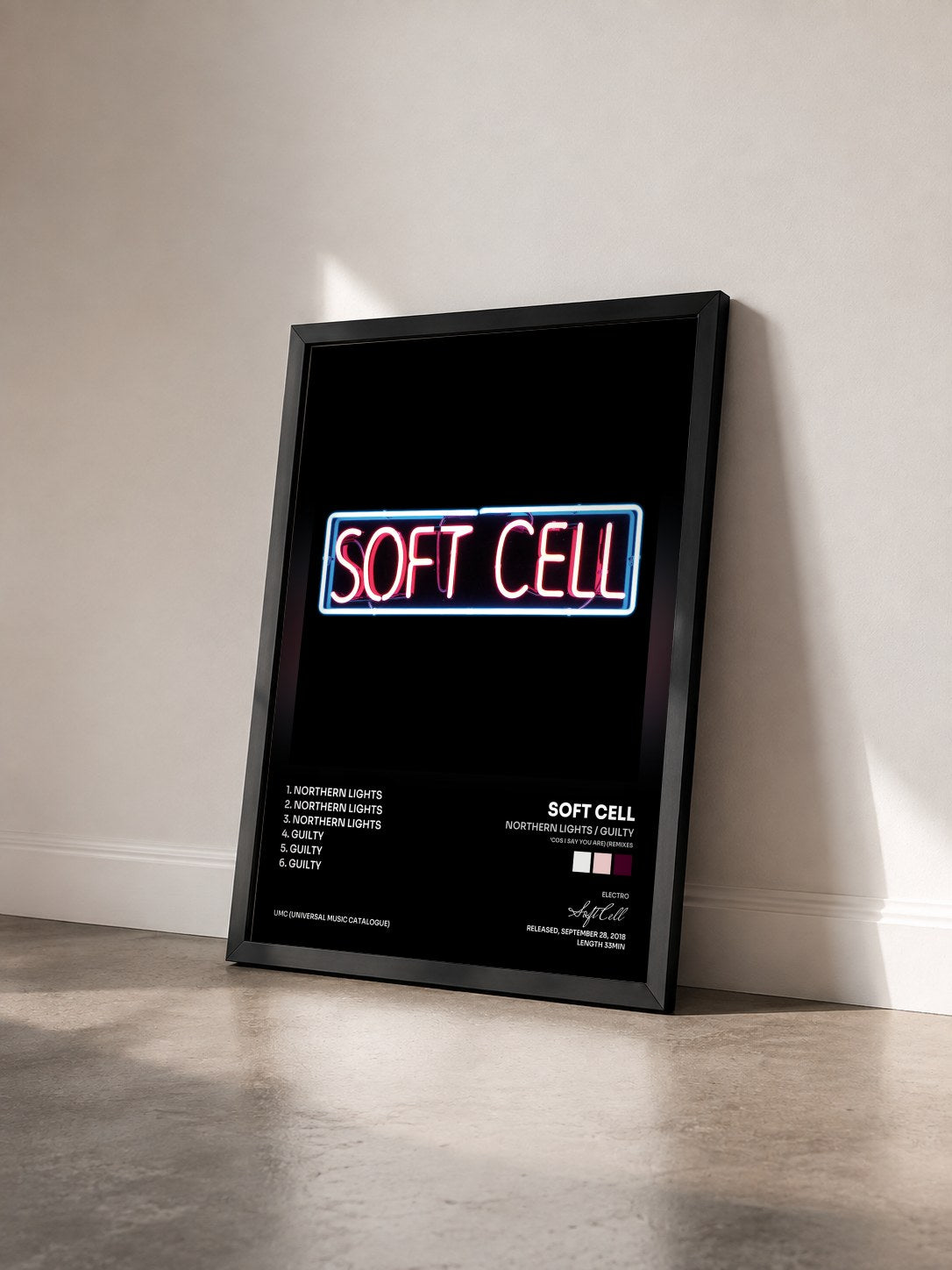 #noir Northern Lights / Guilty (‘Cos I Say You Are) (Remixes) von Soft Cell als gerahmter Kunstdruck von schräg gesehen, schwarzer Rahmen