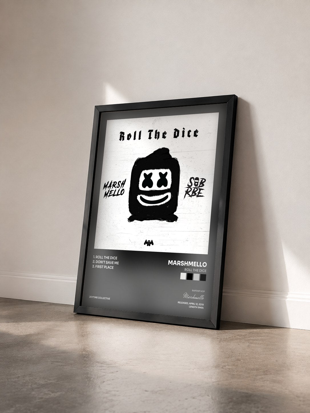 #noir Tableau de l'album Roll The Dice de Marshmello vu de trois quarts, cadre noir