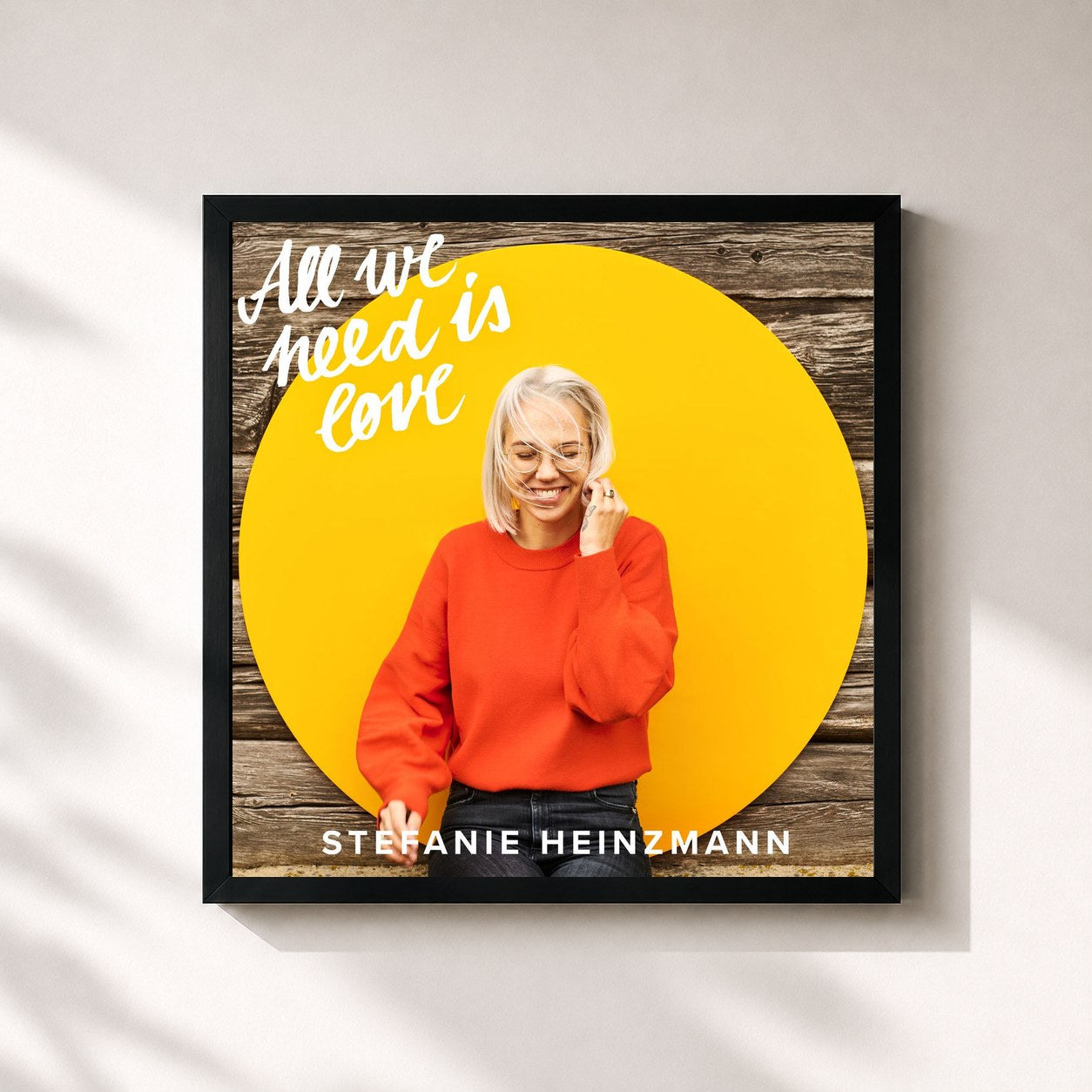 #noir Tableau carré de l'album All We Need Is Love de Stefanie Heinzmann, cadre noir 32x32 cm