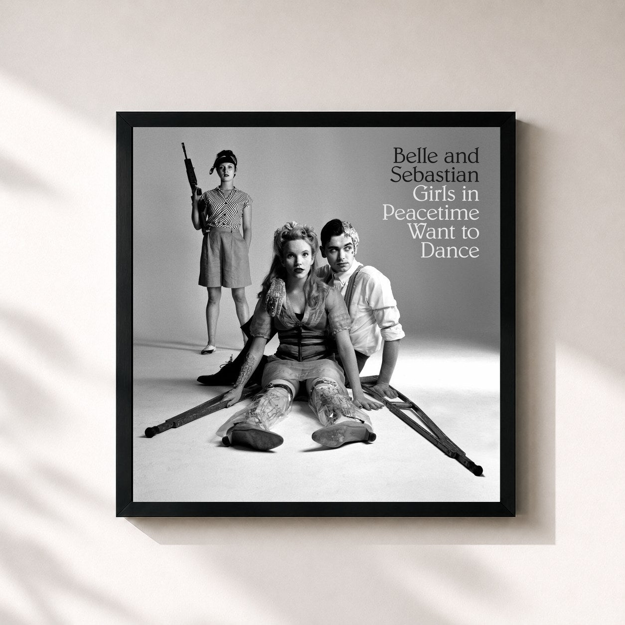 #noir Tableau carré de l'album Girls in Peacetime Want to Dance de Belle and Sebastian, cadre noir 32x32 cm