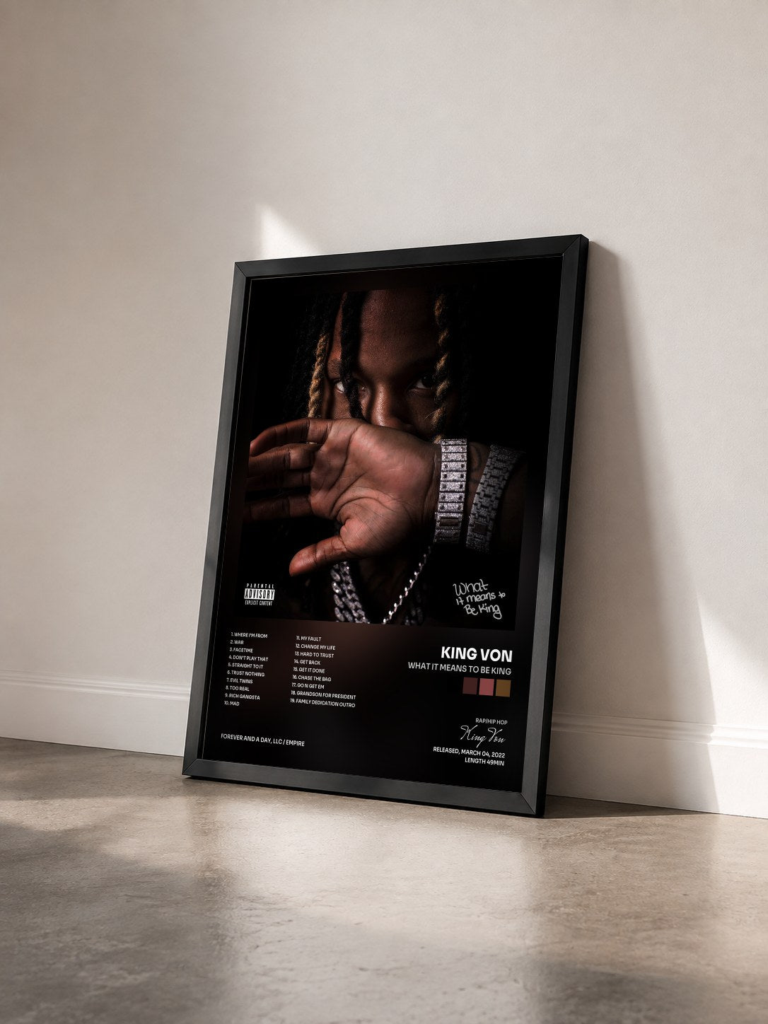 #noir What It Means To Be King von King Von als gerahmter Kunstdruck von schräg gesehen, schwarzer Rahmen