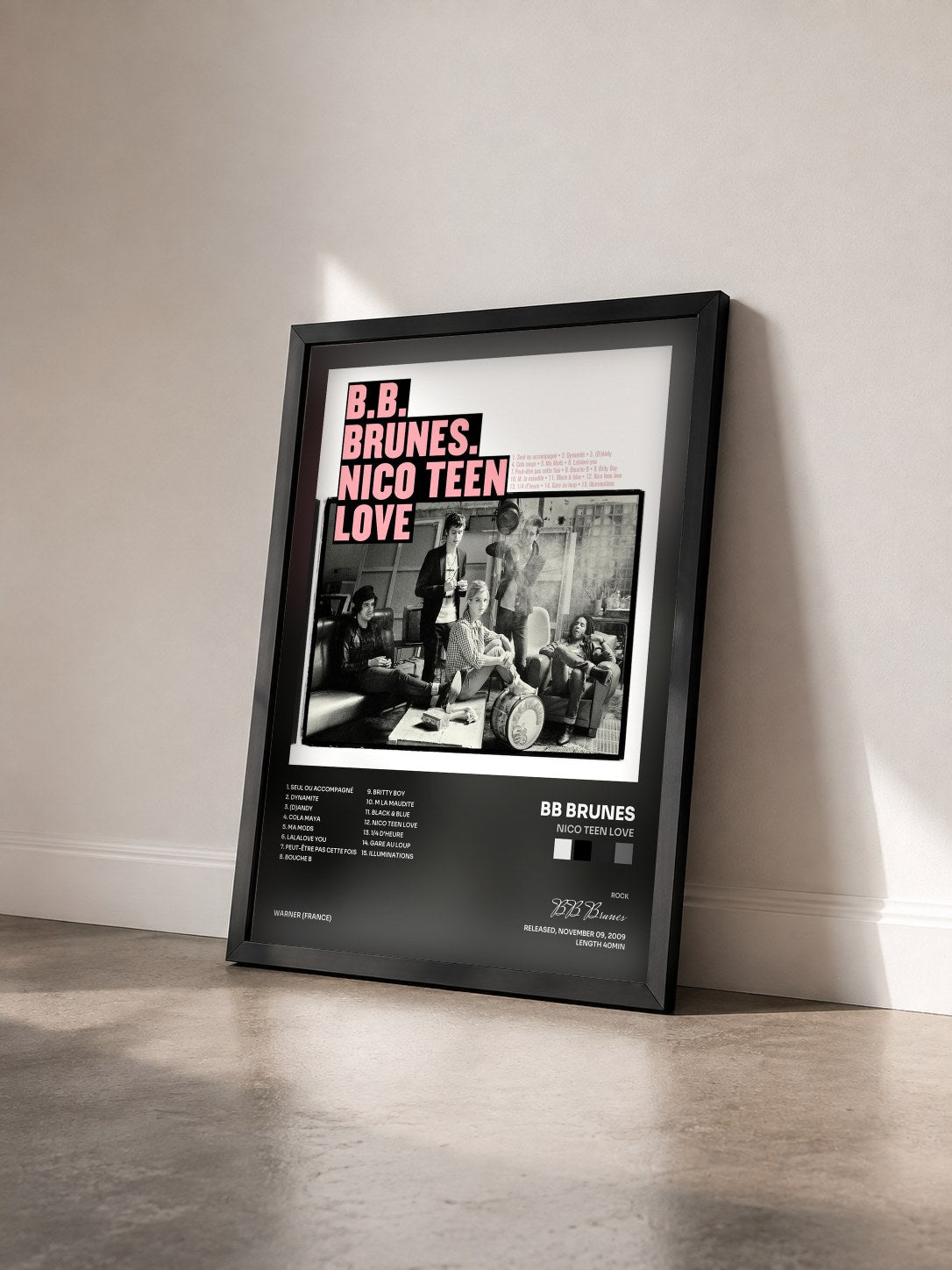 #noir Tableau de l'album Nico Teen Love de BB Brunes vu de trois quarts, cadre noir