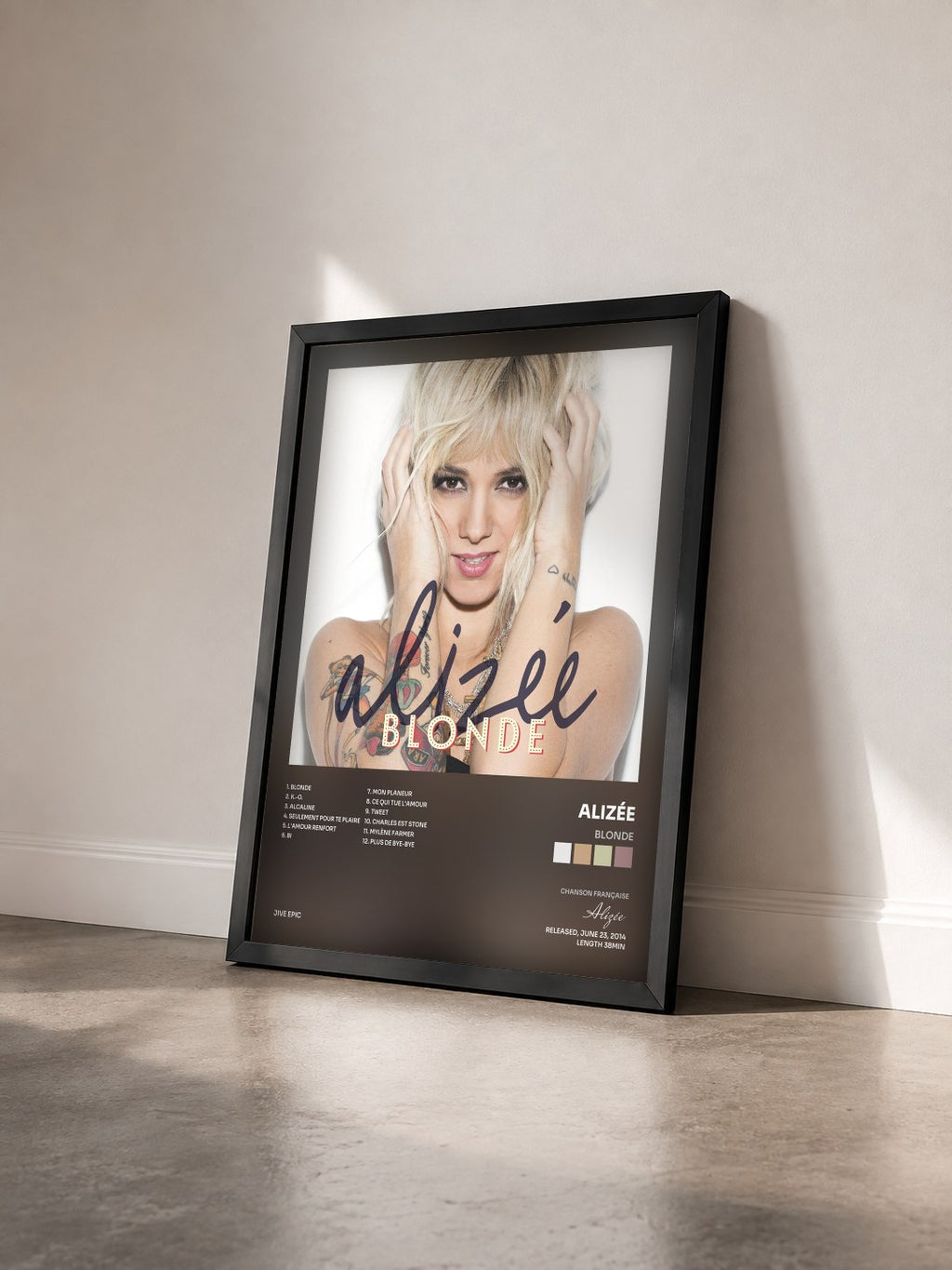 #noir Blonde von Alizée als gerahmter Kunstdruck von schräg gesehen, schwarzer Rahmen