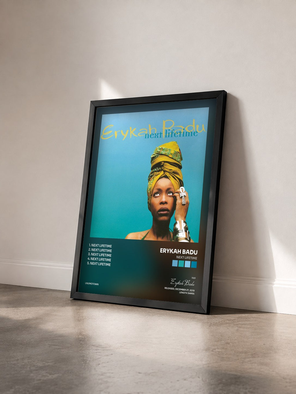 #noir Next Lifetime von Erykah Badu als gerahmter Kunstdruck von schräg gesehen, schwarzer Rahmen