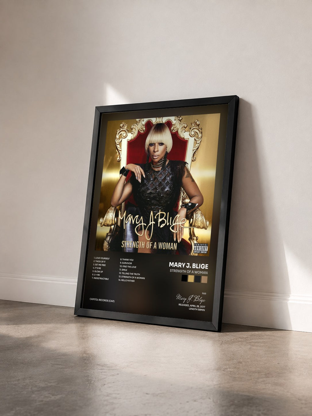 #noir Strength Of A Woman von Mary J. Blige als gerahmter Kunstdruck von schräg gesehen, schwarzer Rahmen