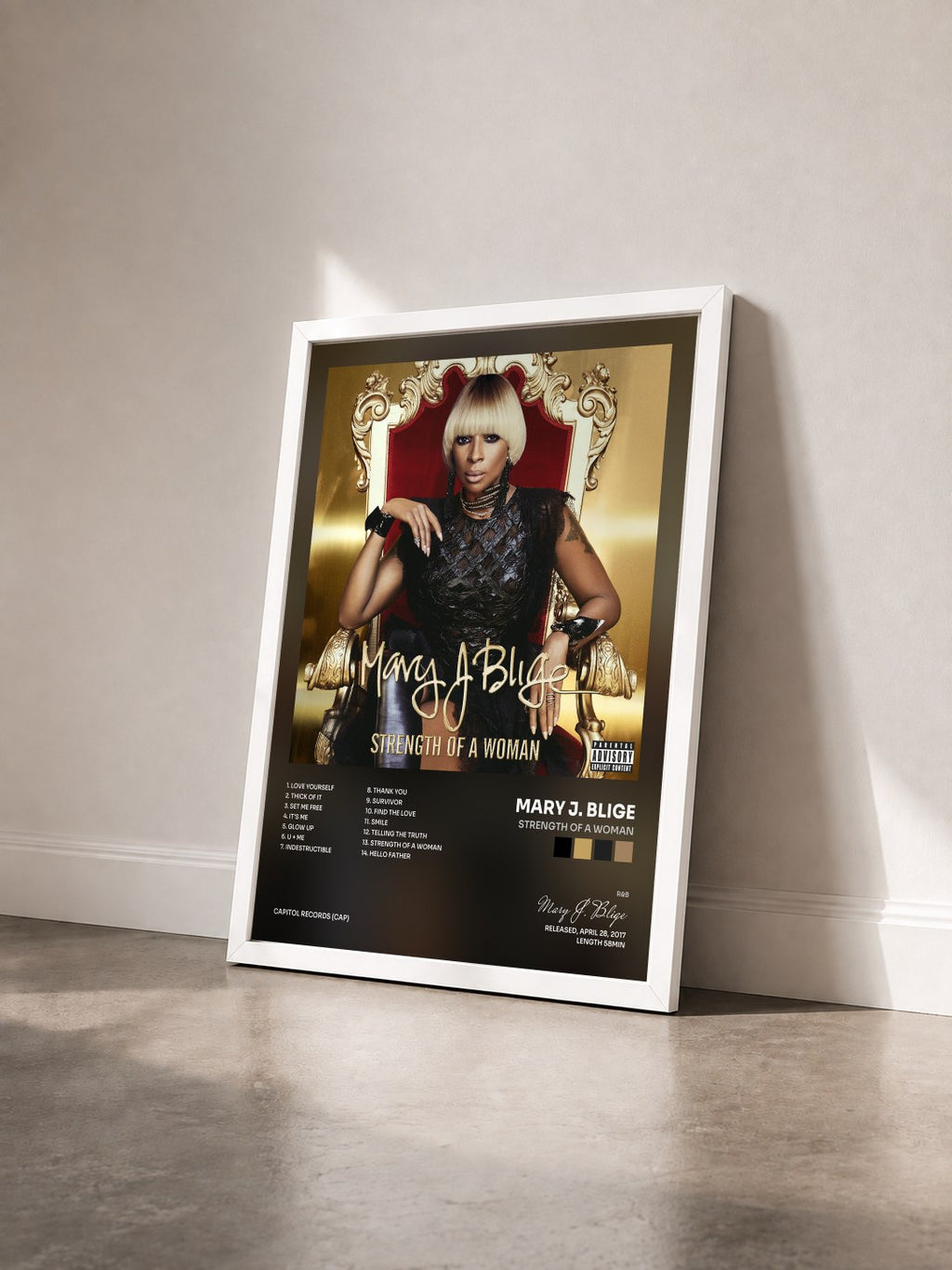 #blanc Strength Of A Woman von Mary J. Blige als gerahmter Kunstdruck von schräg gesehen, weißer Rahmen