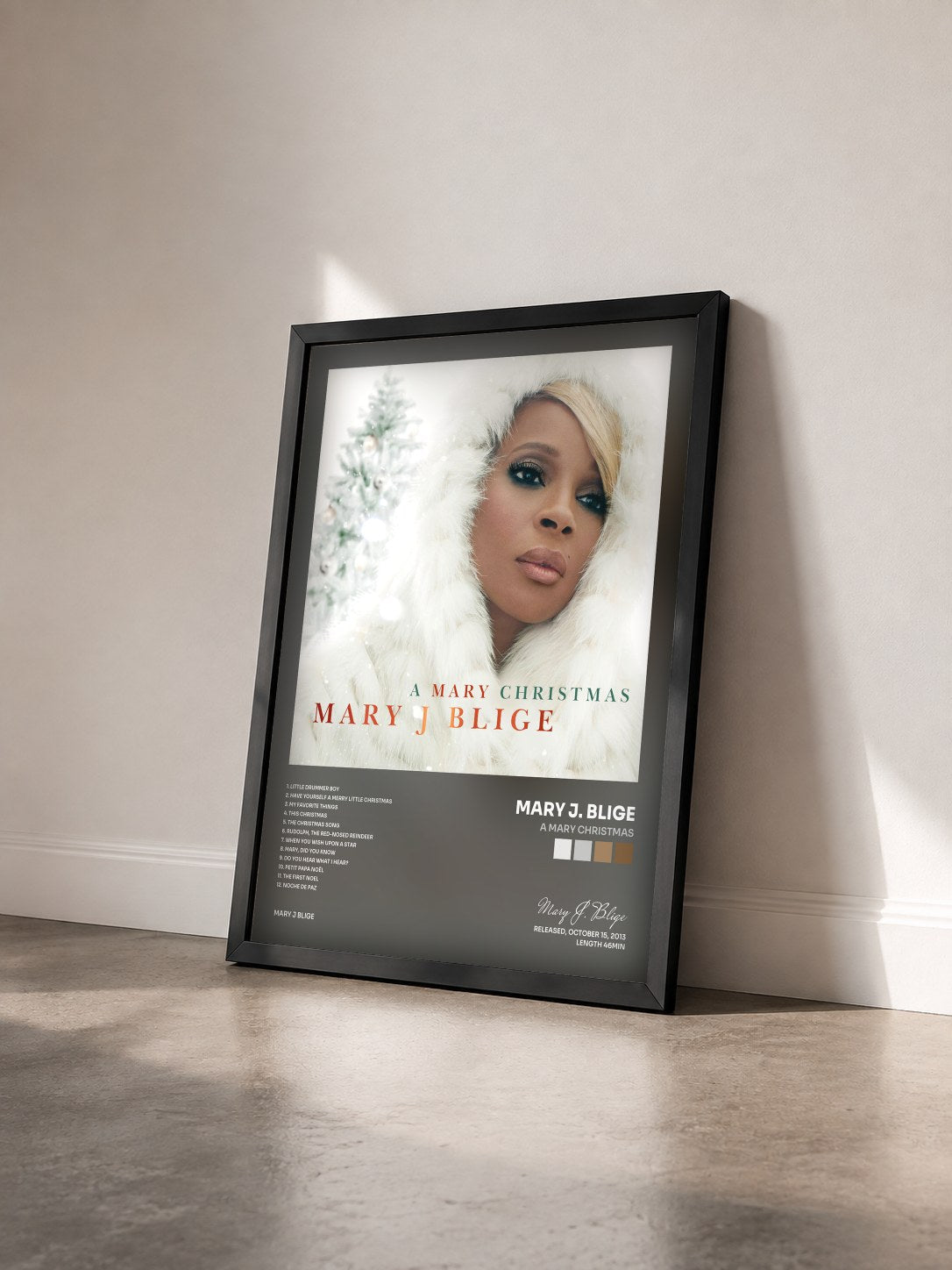 #noir A Mary Christmas von Mary J. Blige als gerahmter Kunstdruck von schräg gesehen, schwarzer Rahmen