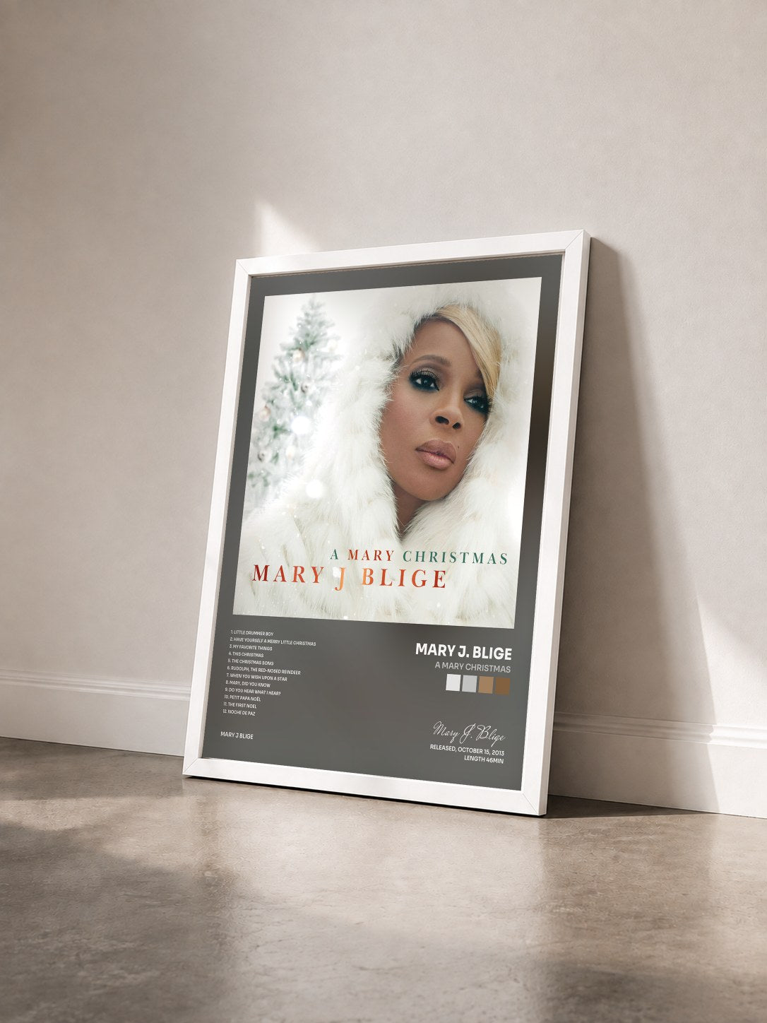 #blanc A Mary Christmas von Mary J. Blige als gerahmter Kunstdruck von schräg gesehen, weißer Rahmen