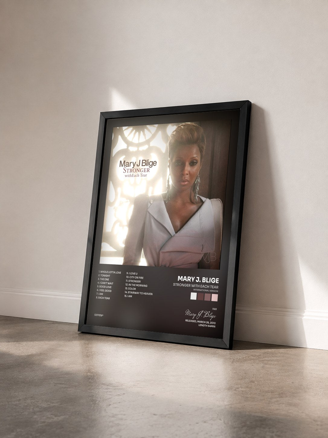 #noir Stronger with Each Tear (International Version) von Mary J. Blige als gerahmter Kunstdruck von schräg gesehen, schwarzer Rahmen