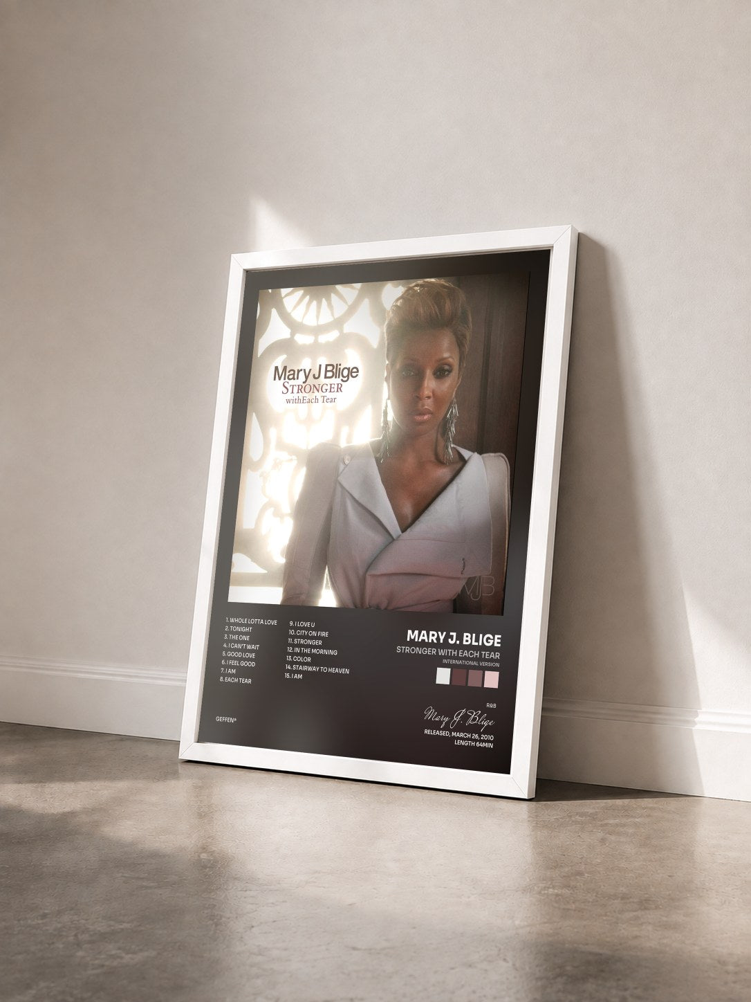 #blanc Stronger with Each Tear (International Version) von Mary J. Blige als gerahmter Kunstdruck von schräg gesehen, weißer Rahmen