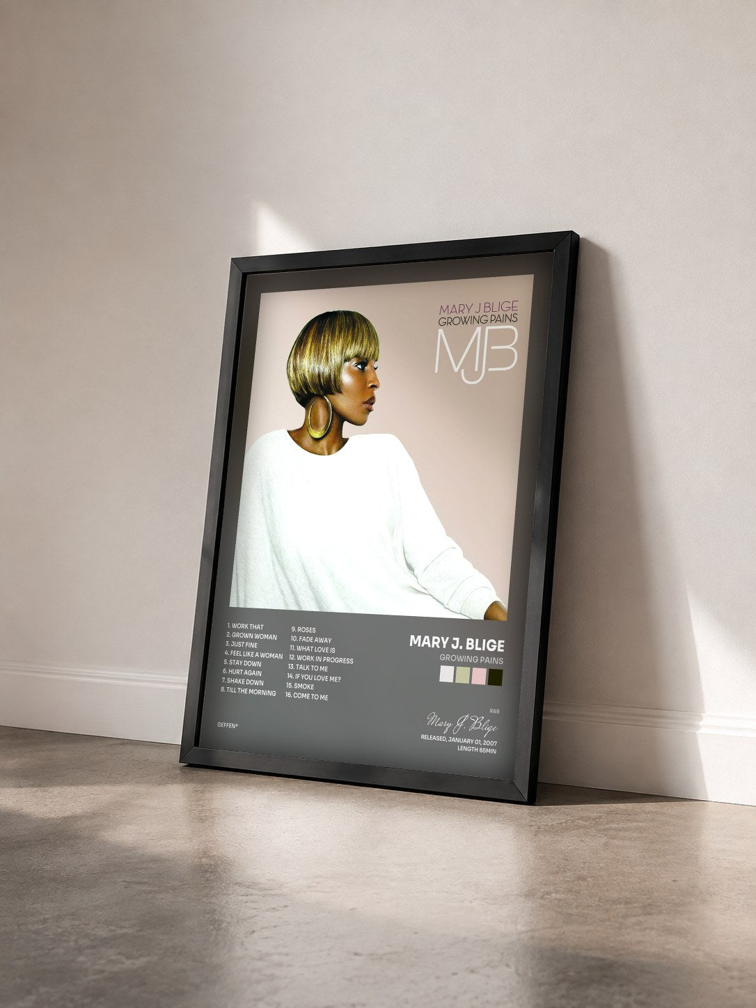 #noir Growing Pains von Mary J. Blige als gerahmter Kunstdruck von schräg gesehen, schwarzer Rahmen