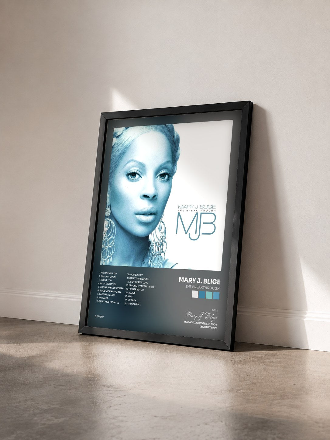 #noir The Breakthrough von Mary J. Blige als gerahmter Kunstdruck von schräg gesehen, schwarzer Rahmen