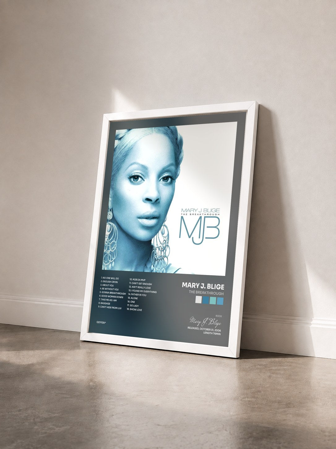 #blanc The Breakthrough von Mary J. Blige als gerahmter Kunstdruck von schräg gesehen, weißer Rahmen