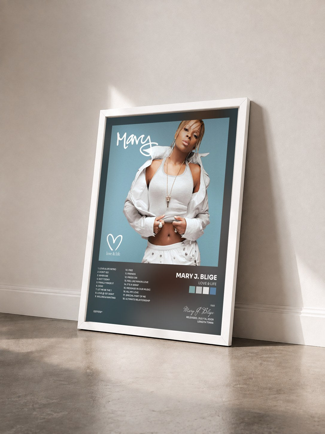 #blanc Love & Life von Mary J. Blige als gerahmter Kunstdruck von schräg gesehen, weißer Rahmen