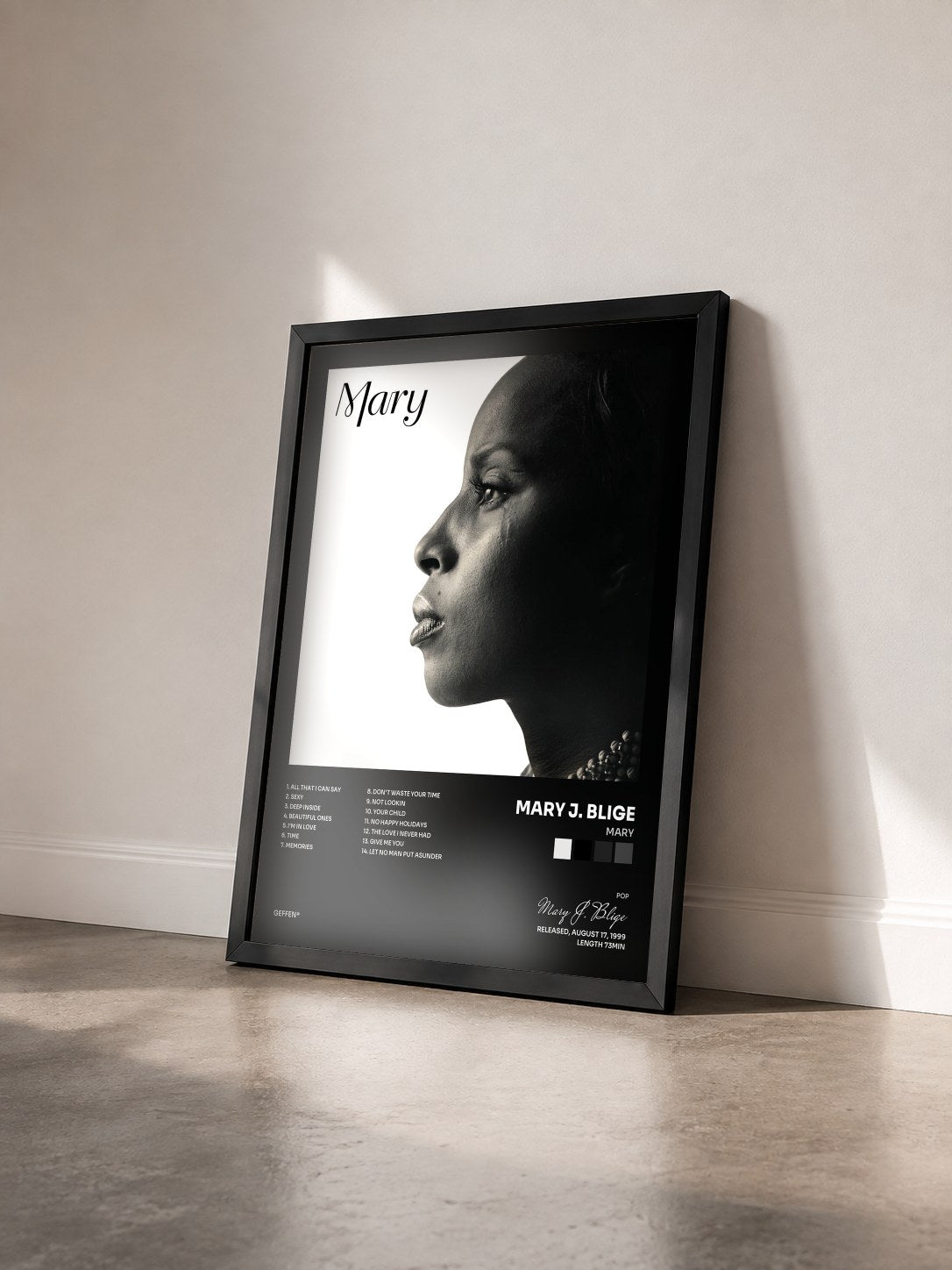 #noir Mary von Mary J. Blige als gerahmter Kunstdruck von schräg gesehen, schwarzer Rahmen