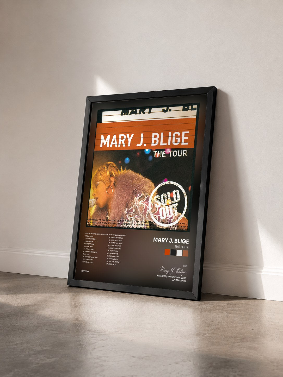 #noir The Tour von Mary J. Blige als gerahmter Kunstdruck von schräg gesehen, schwarzer Rahmen
