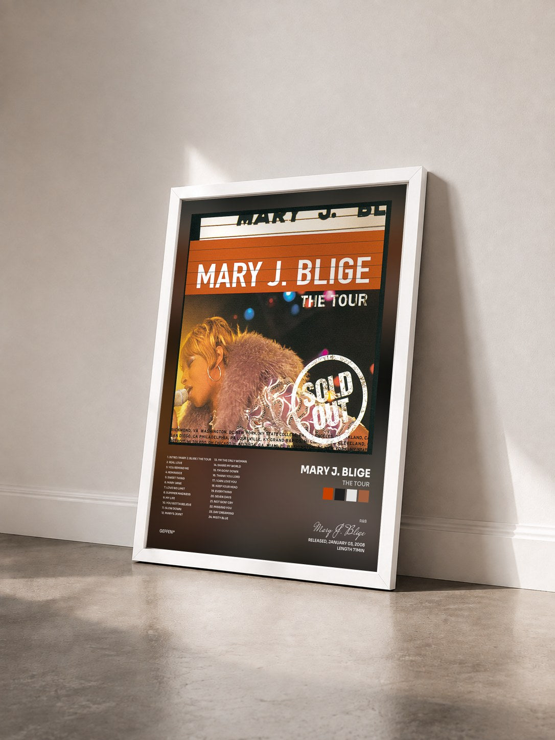 #blanc The Tour von Mary J. Blige als gerahmter Kunstdruck von schräg gesehen, weißer Rahmen