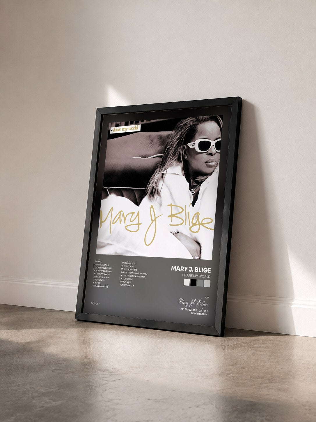 #noir Share My World von Mary J. Blige als gerahmter Kunstdruck von schräg gesehen, schwarzer Rahmen