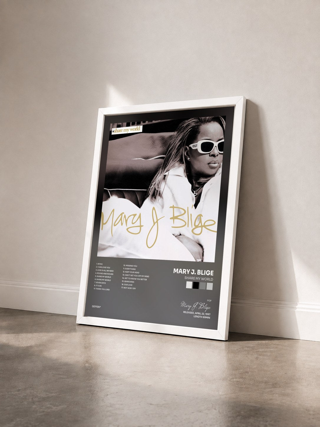 #blanc Share My World von Mary J. Blige als gerahmter Kunstdruck von schräg gesehen, weißer Rahmen