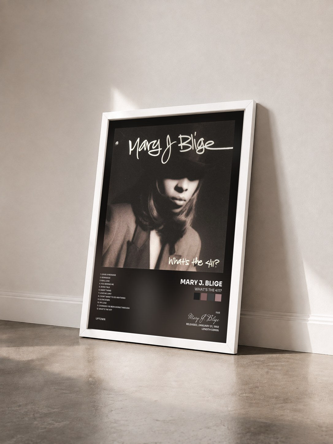 #blanc What's The 411? von Mary J. Blige als gerahmter Kunstdruck von schräg gesehen, weißer Rahmen