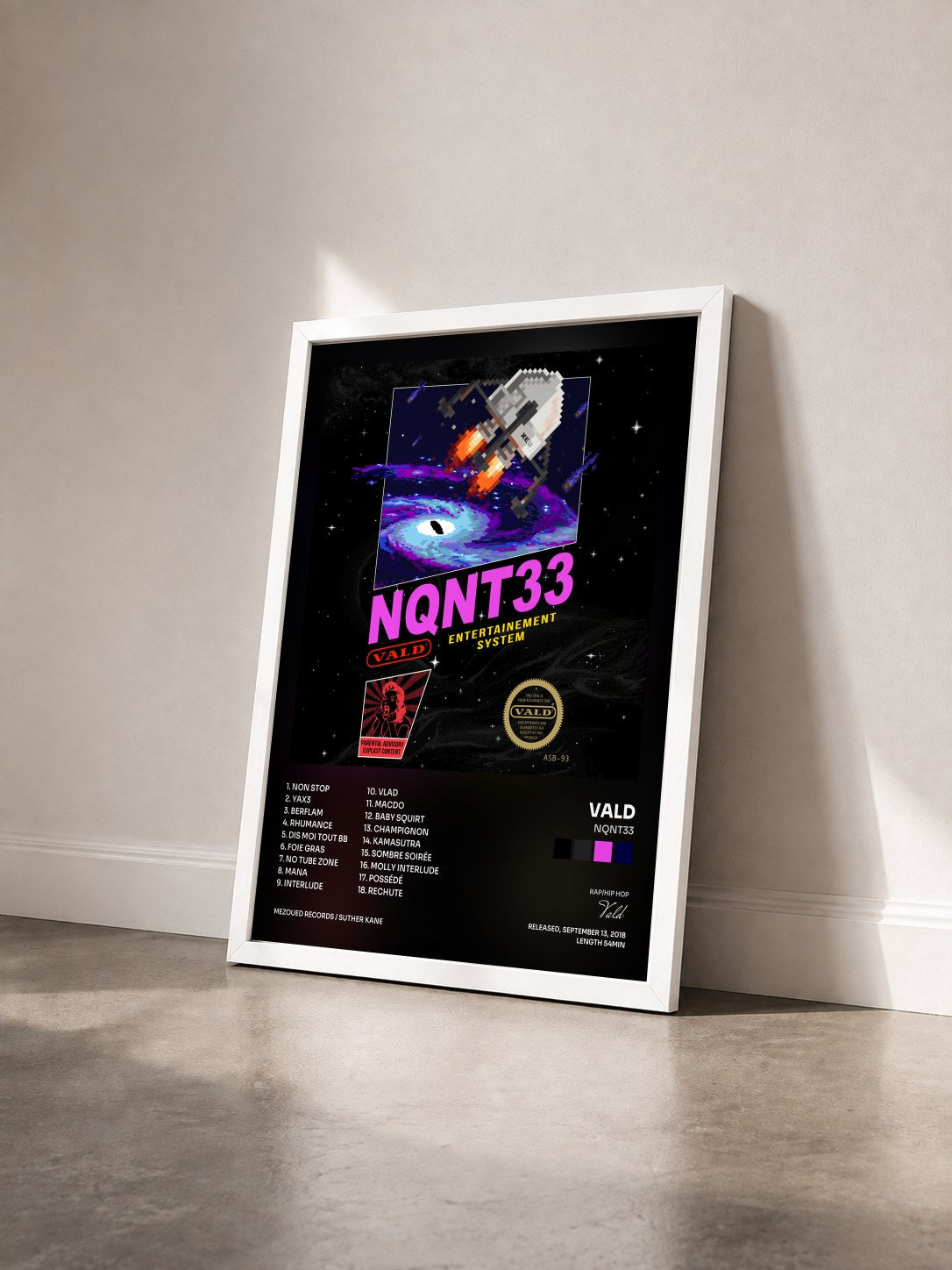 #blanc Tableau de l'album NQNT33 de Vald vu de trois quarts, cadre blanc
