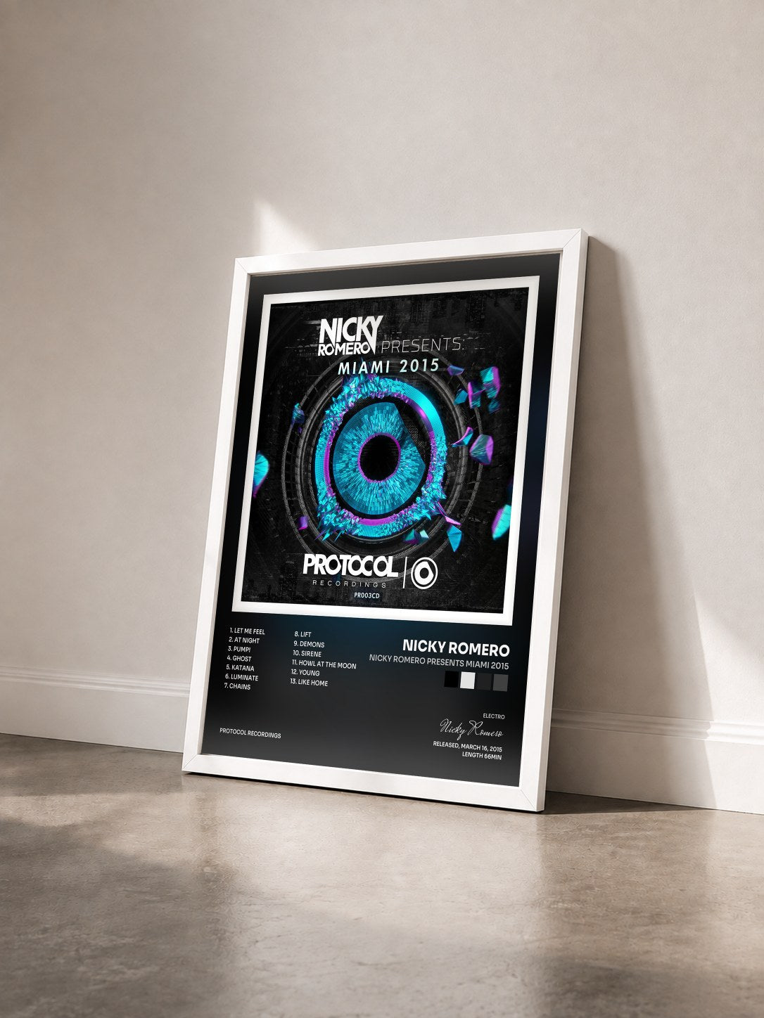 #blanc Nicky Romero presents Miami 2015 von Nicky Romero als gerahmter Kunstdruck von schräg gesehen, weißer Rahmen