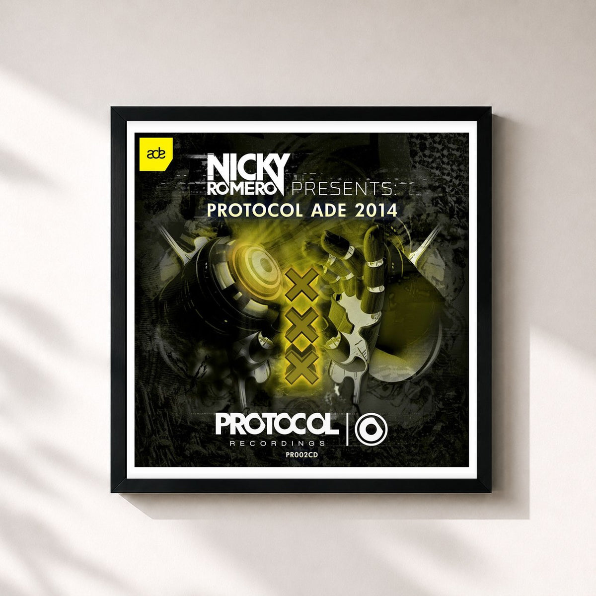 #noir Nicky Romero presents Protocol ADE 2014 von Nicky Romero als quadratischer Kunstdruck, schwarzer Rahmen 32x32 cm