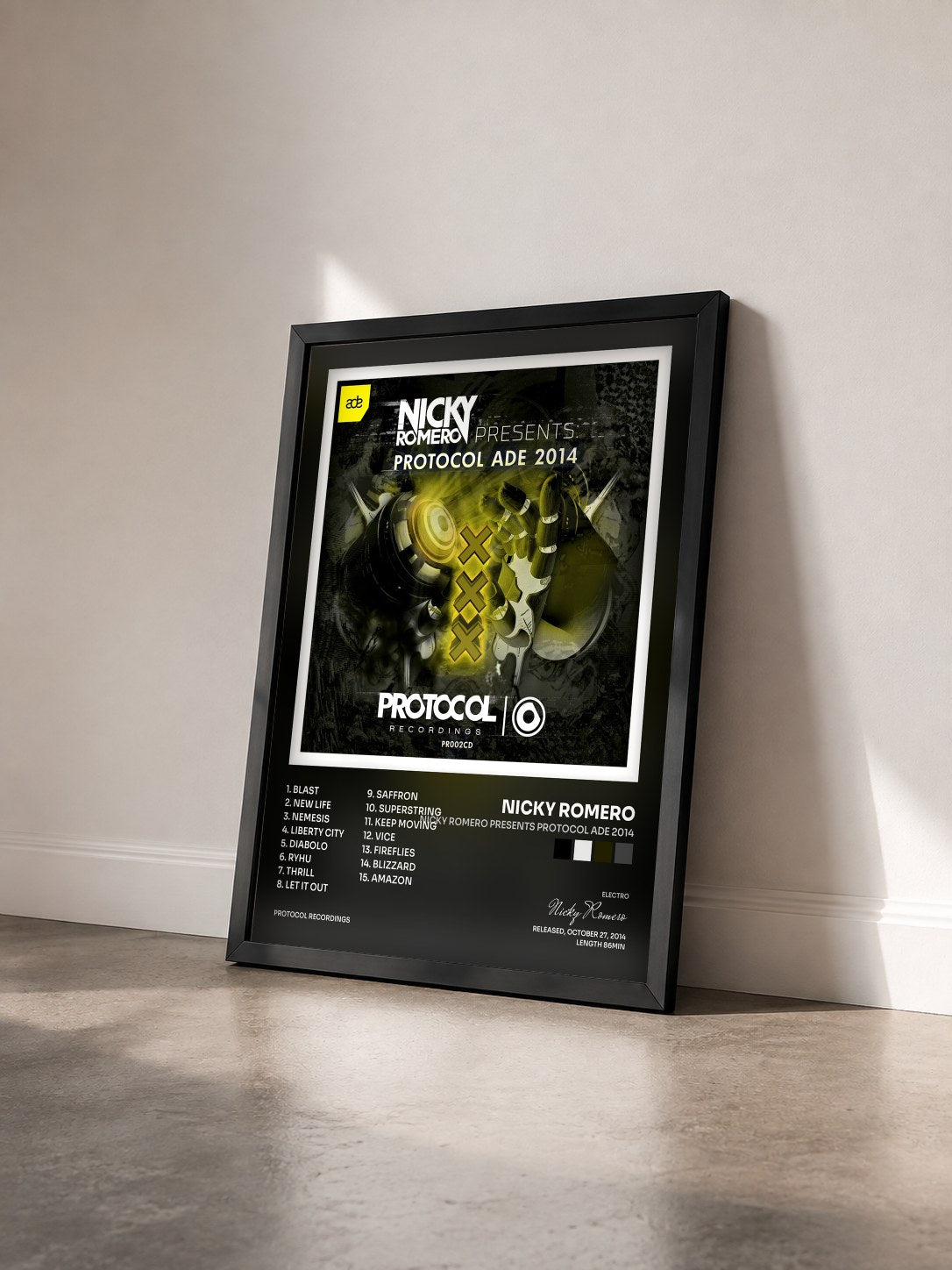 #noir Nicky Romero presents Protocol ADE 2014 von Nicky Romero als gerahmter Kunstdruck von schräg gesehen, schwarzer Rahmen