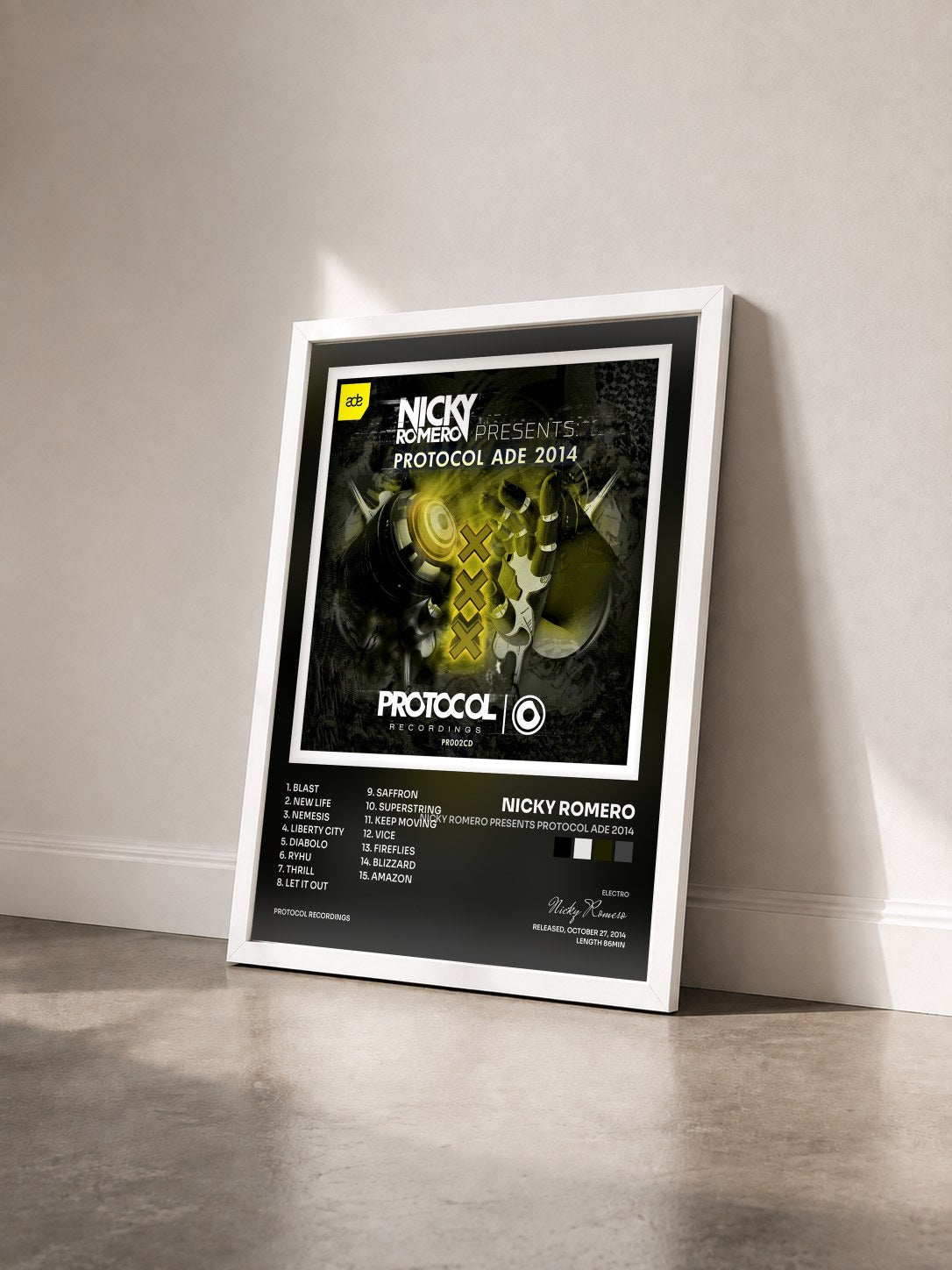 #blanc Nicky Romero presents Protocol ADE 2014 von Nicky Romero als gerahmter Kunstdruck von schräg gesehen, weißer Rahmen