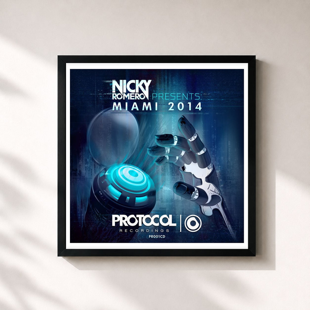 #noir Nicky Romero presents Miami 2014 von Nicky Romero als quadratischer Kunstdruck, schwarzer Rahmen 32x32 cm