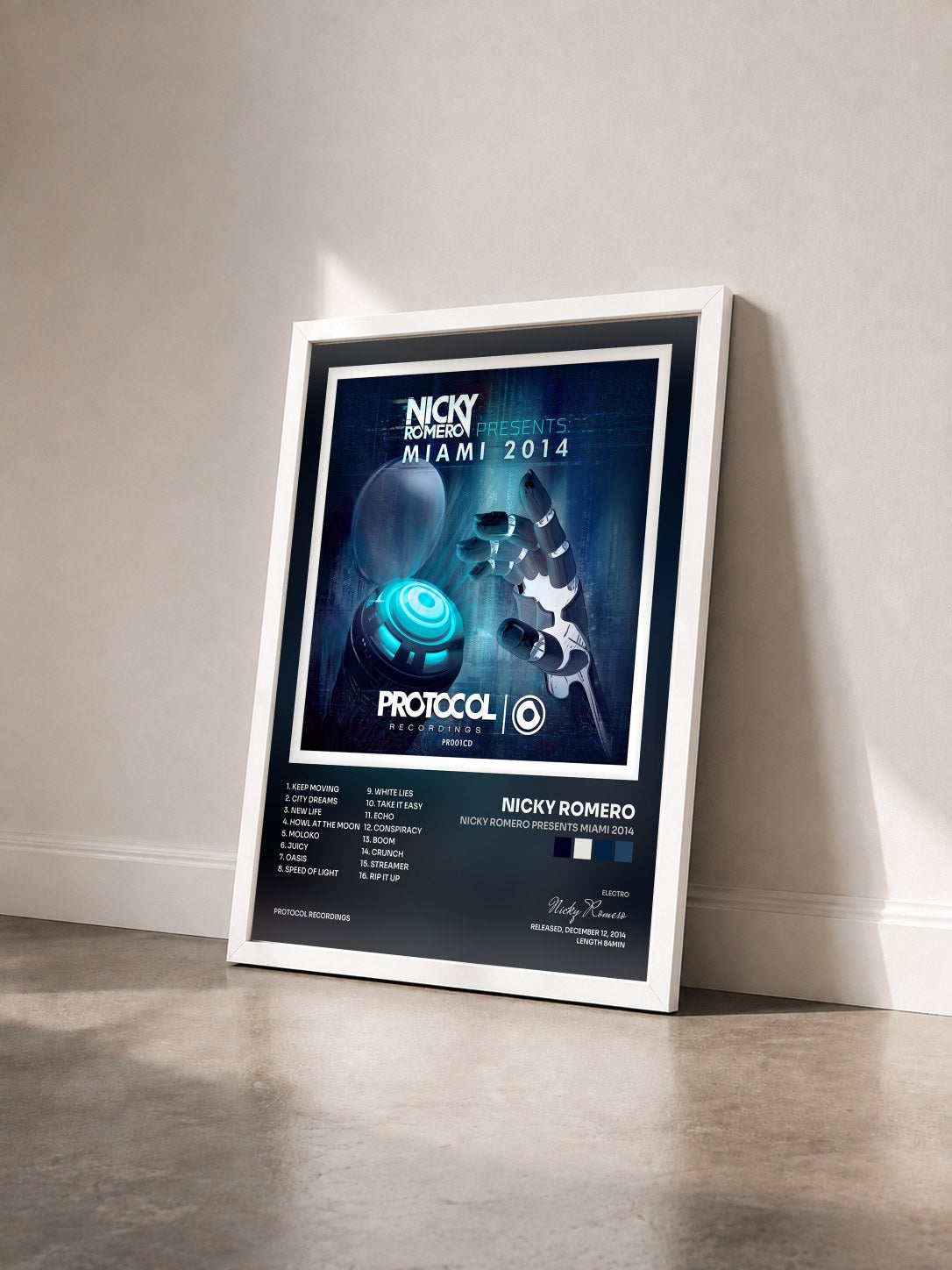#blanc Nicky Romero presents Miami 2014 von Nicky Romero als gerahmter Kunstdruck von schräg gesehen, weißer Rahmen